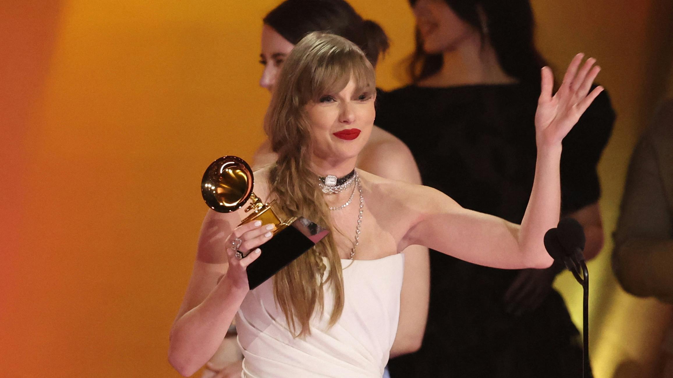 Sangerinde og sangskriver Taylor Swift på scenen natten til mandag, hvor hun modtager en Grammy for albummet "Midnights". Hun kvitterede med at offentliggøre planer om sit nye album, der udkommer til april.