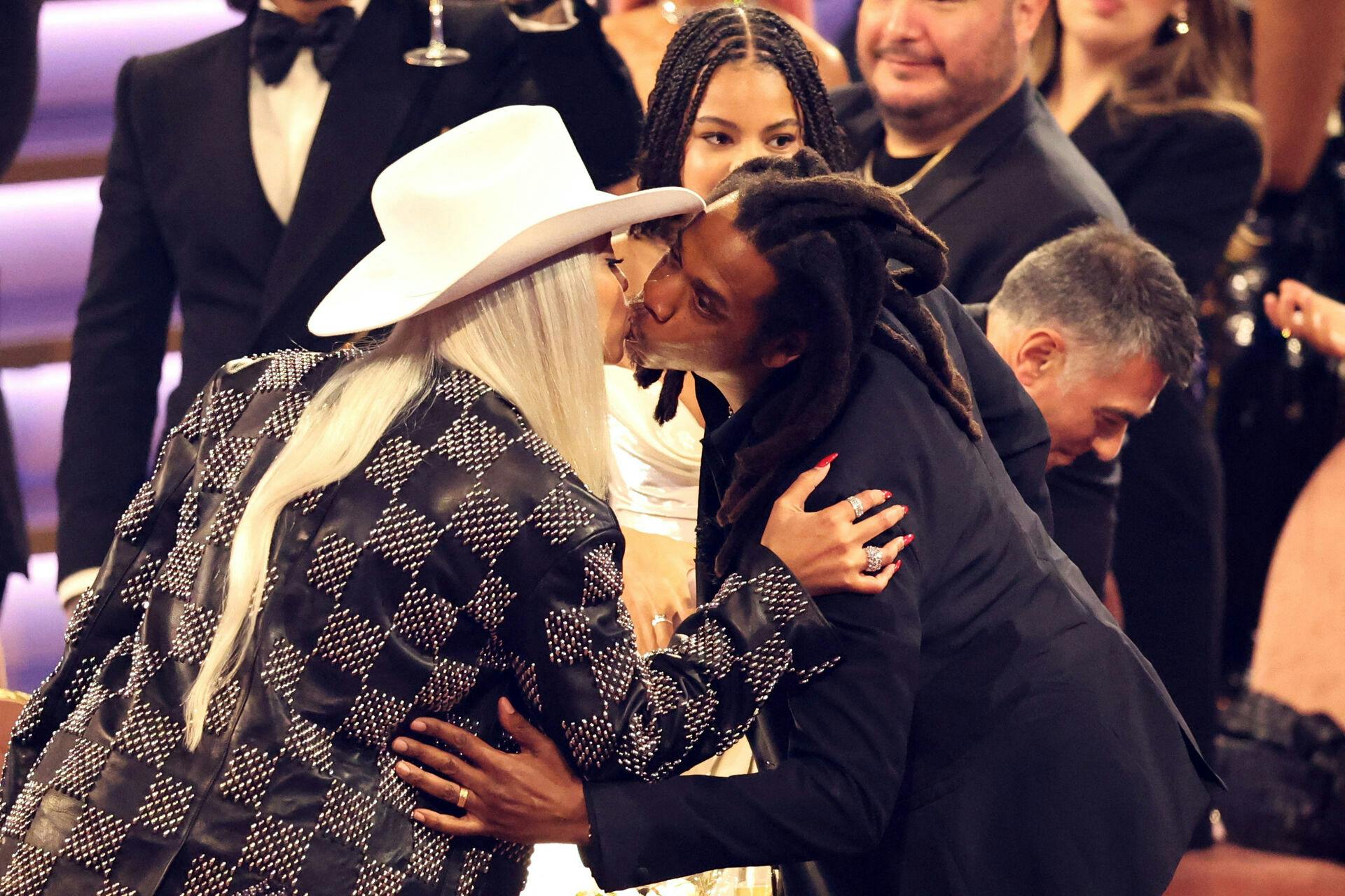 Der var tid til et lille kys, da Jay-Z skulle på scenen for at modtage sin ærespris.