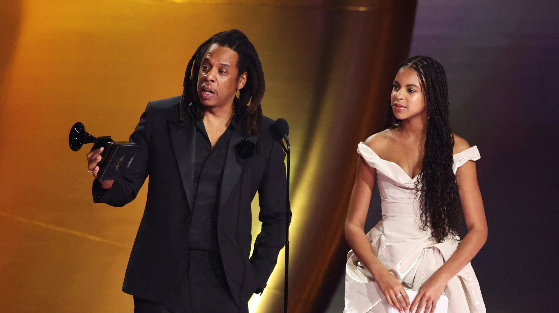 Rapper Jay-Z modtog en særlig ærespris til nattens Grammy-uddeling, men brugte sin taletid på at brokke sig over, at Beyoncé ikke har vundet uddelingens største pris.