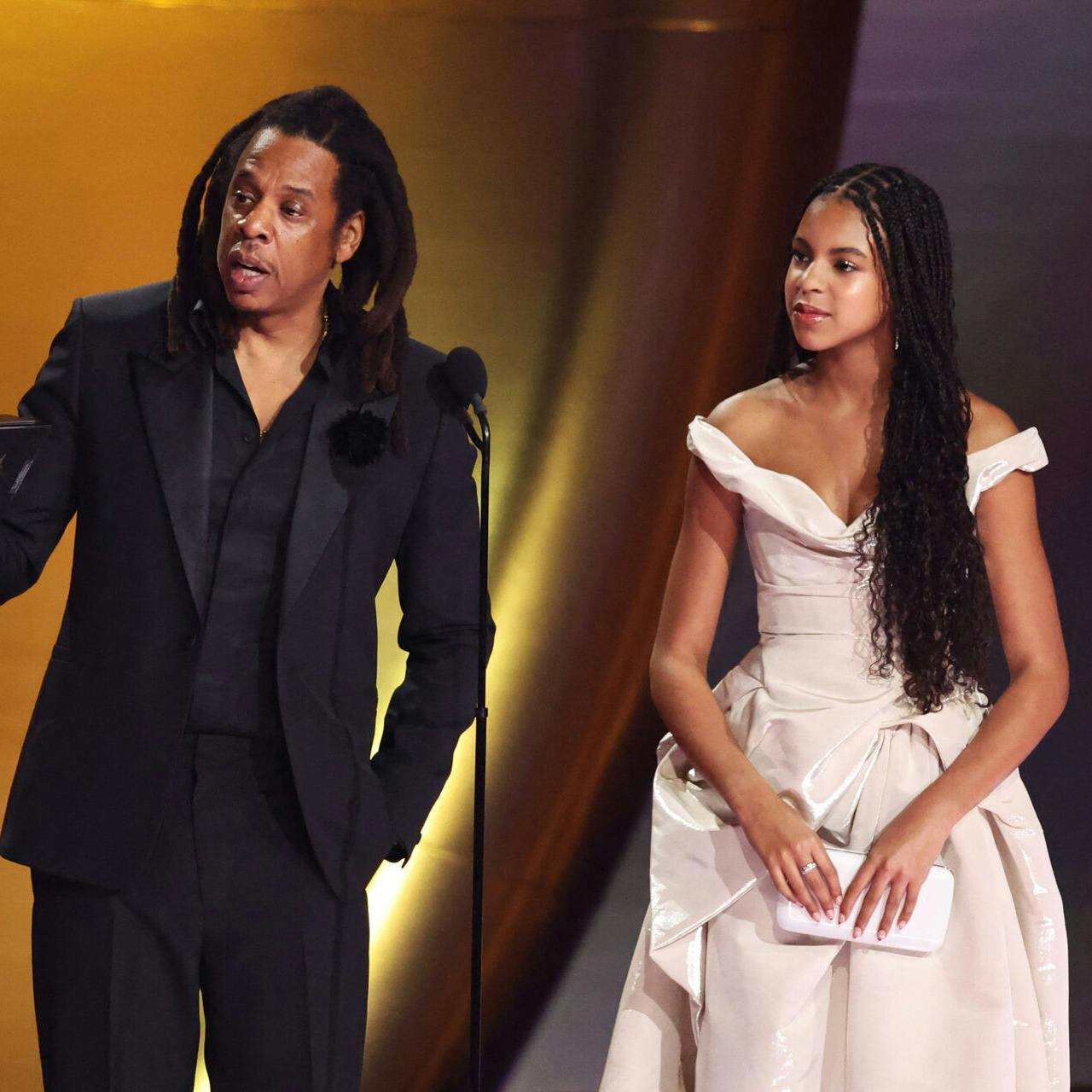 Rapper Jay-Z modtog en særlig ærespris til nattens Grammy-uddeling, men brugte sin taletid på at brokke sig over, at Beyoncé ikke har vundet uddelingens største pris.