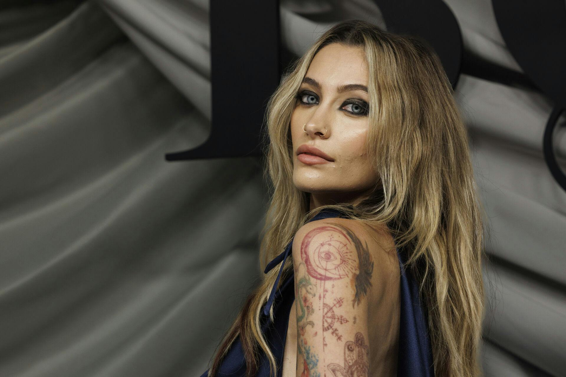 Paris Jackson, med sine mange farverige tatoveringer, som man kender hende.&nbsp;