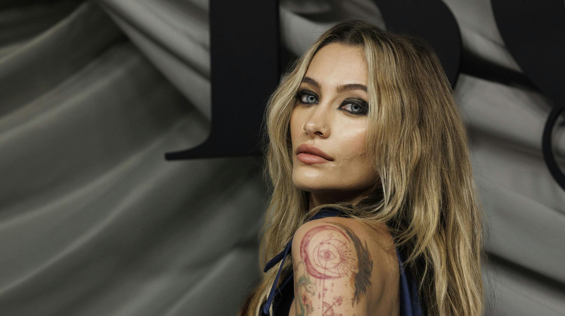 Paris Jackson, med sine mange farverige tatoveringer, som man kender hende. 