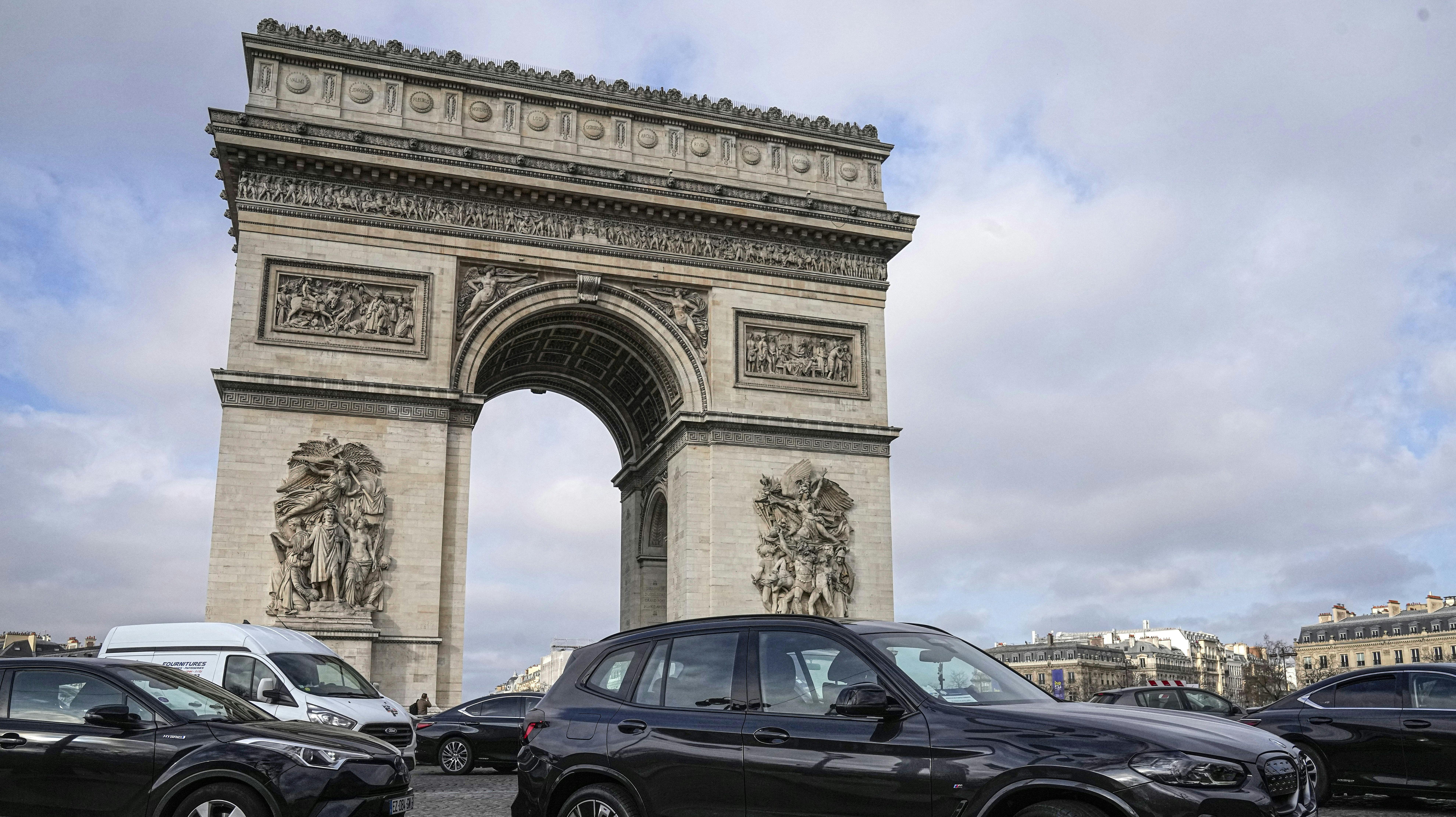 Det bliver sandsynligvis snart dyrere at parkere en SUV i Paris. (Arkivfoto)