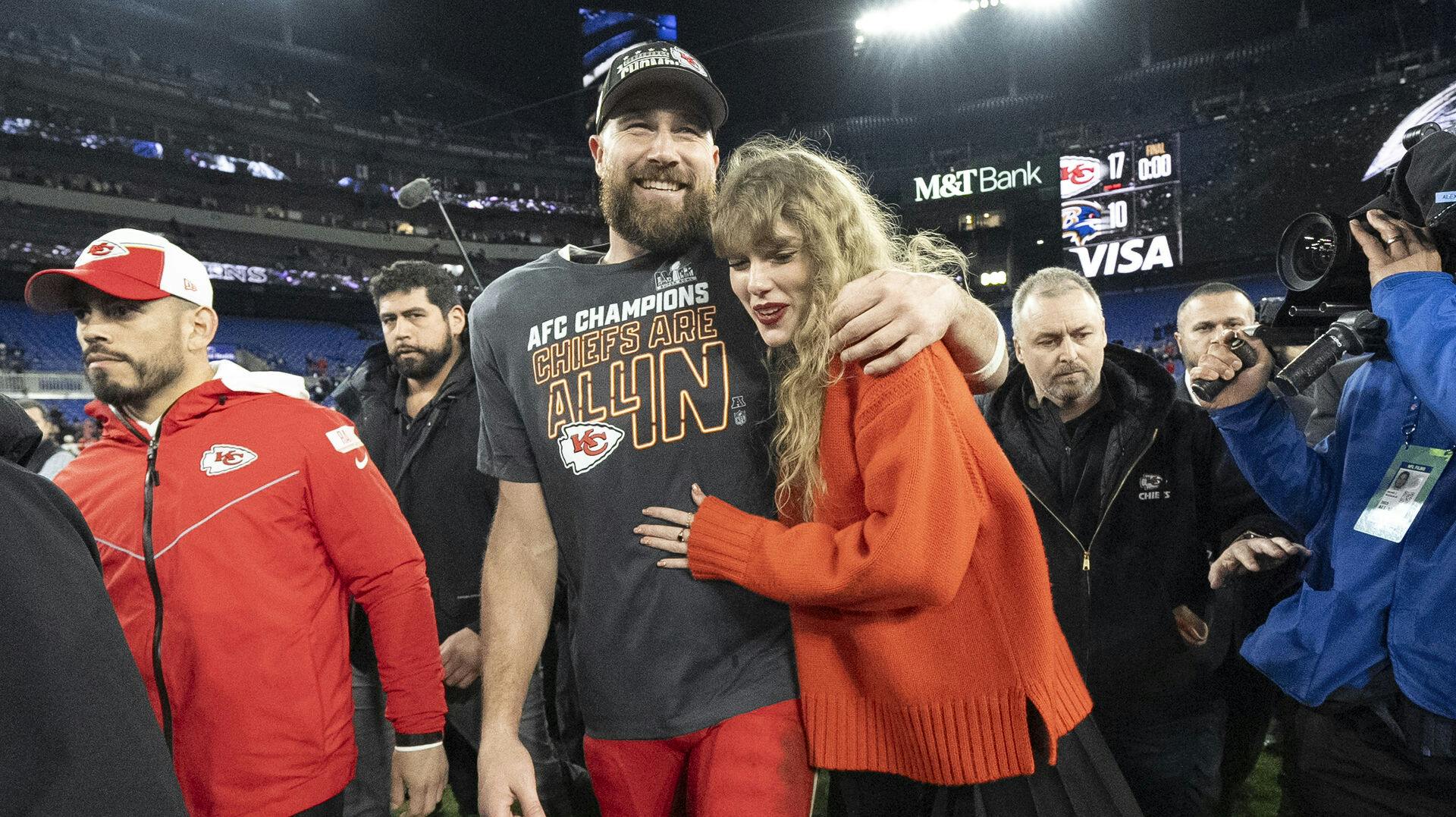 Travis Kelce med armene om Taylor Swift efter Kansas City Chiefs-sejren, der sikrede, at holdet skal spille Super Bowl-finale på søndag.