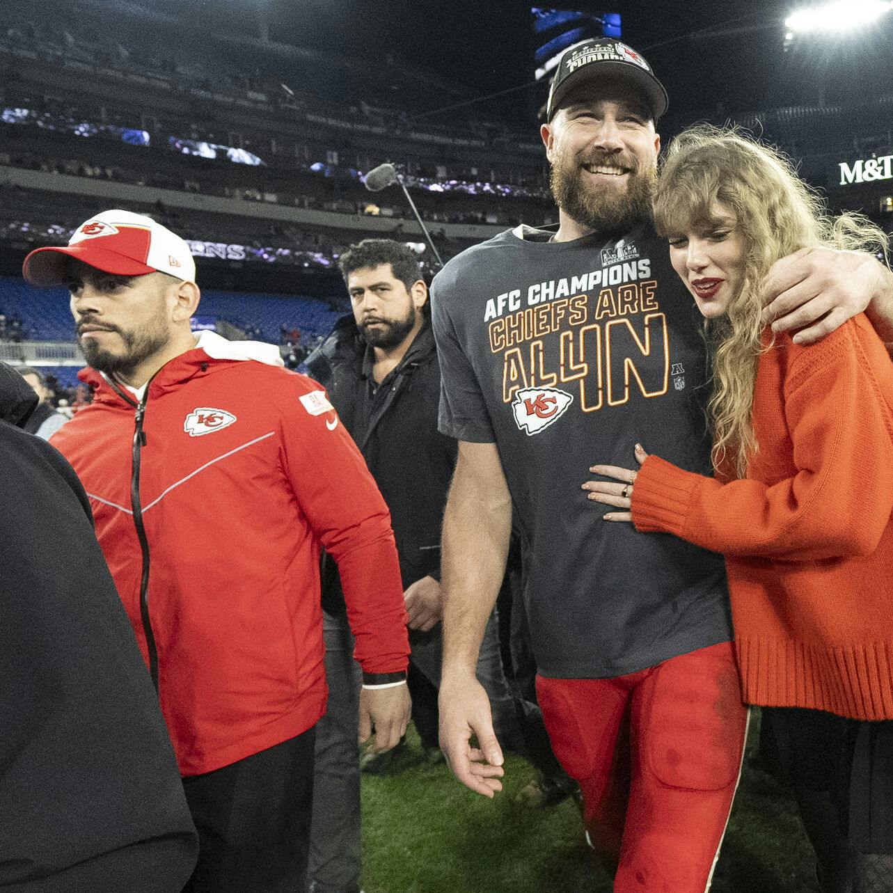 Travis Kelce med armene om Taylor Swift efter Kansas City Chiefs-sejren, der sikrede, at holdet skal spille Super Bowl-finale på søndag.