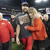 Travis Kelce med armene om Taylor Swift efter Kansas City Chiefs-sejren, der sikrede, at holdet skal spille Super Bowl-finale på søndag.