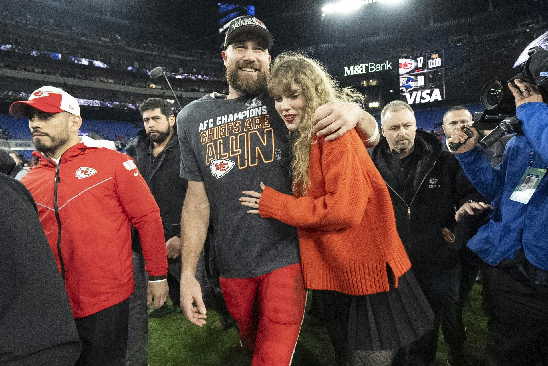 Travis Kelce med armene om Taylor Swift efter Kansas City Chiefs-sejren, der sikrede, at holdet skal spille Super Bowl-finale på søndag.