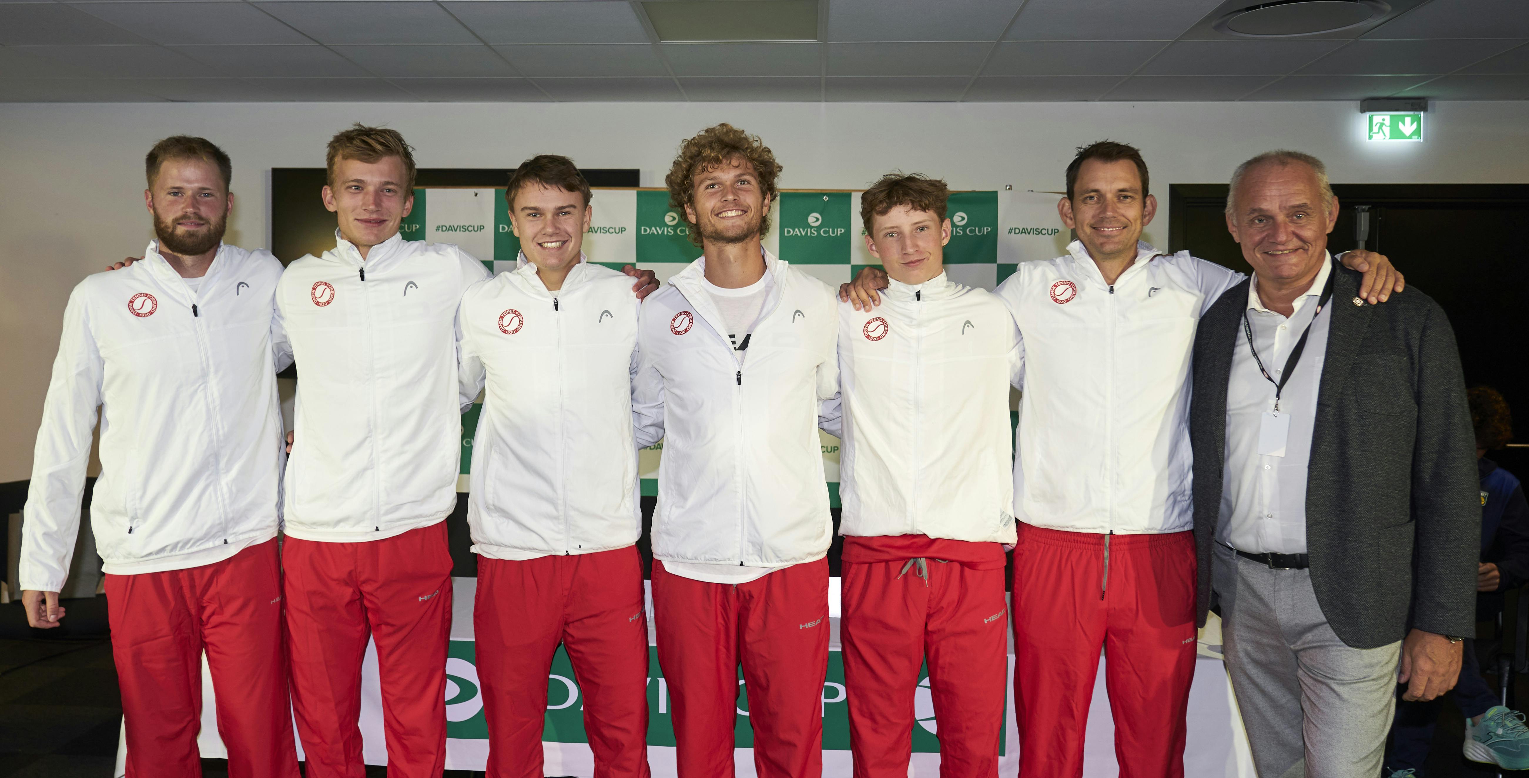 August Holmgren (i midten) blev helten i Mexico for den danske Davis Cup-hold.