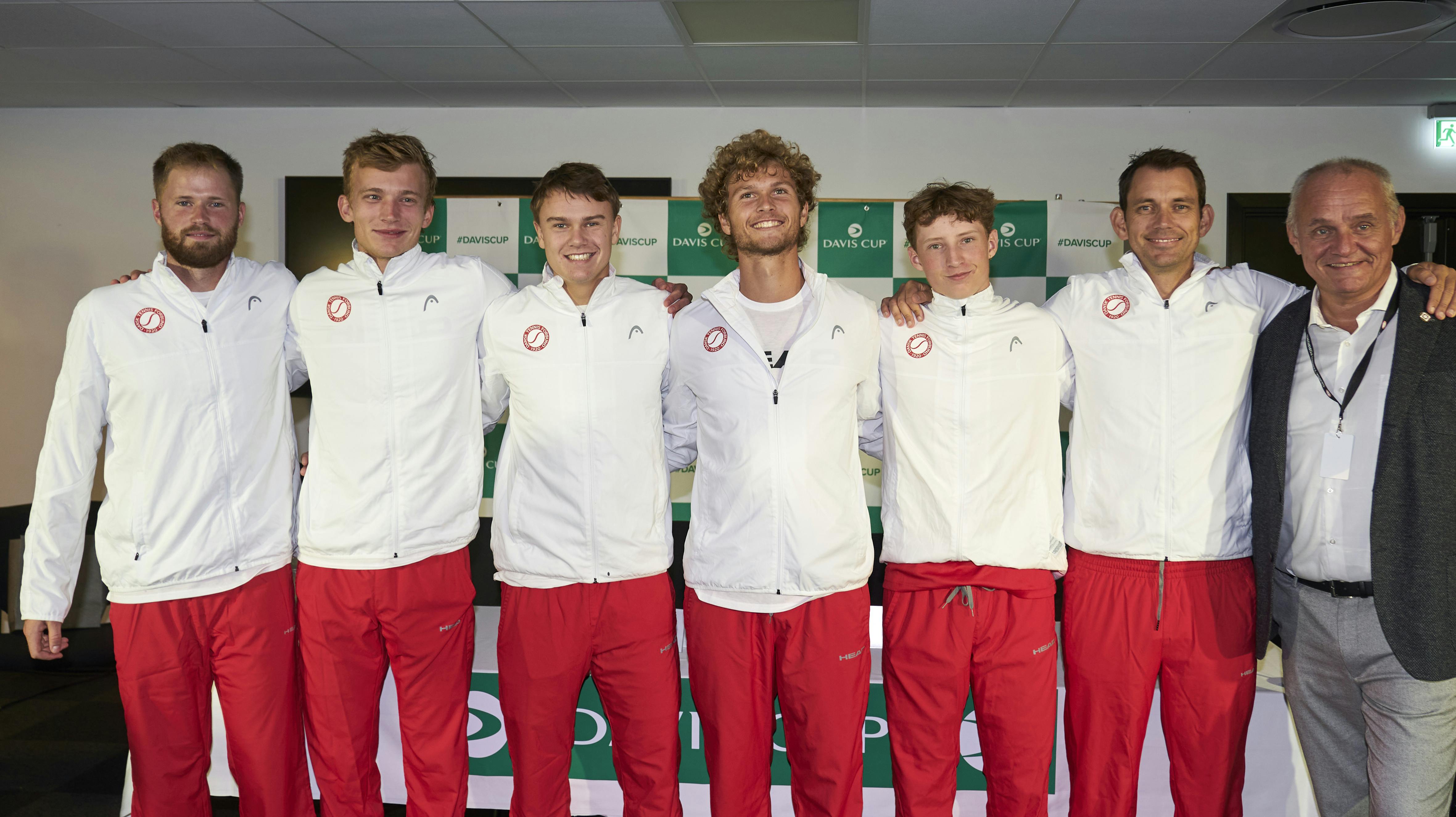 August Holmgren (i midten) blev helten i Mexico for den danske Davis Cup-hold.