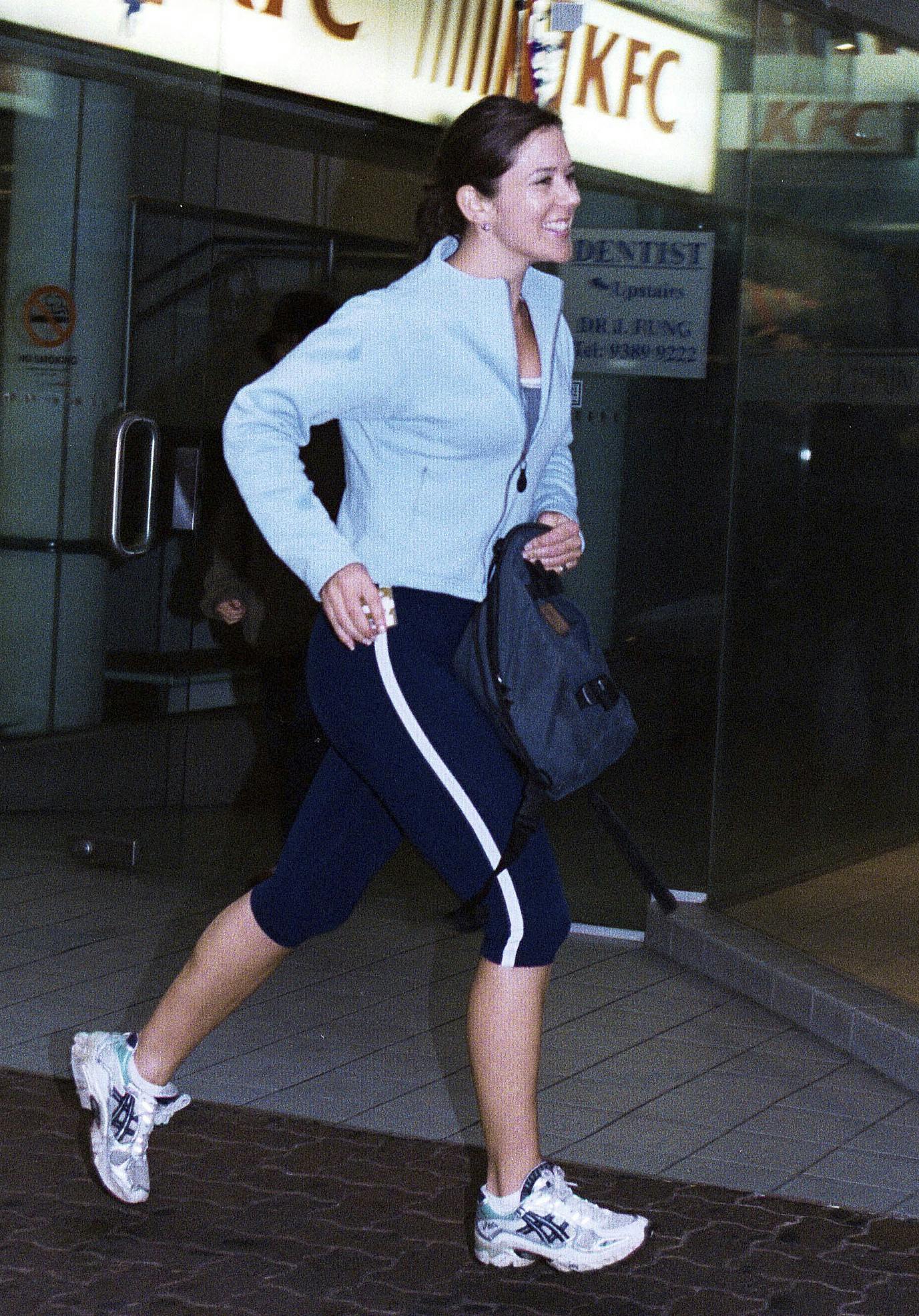 Aviserne og bladene havde allerede i 2001 fået øjnene op for den australske kvinde – og en fotograf knipsede et billede af Mary på en løbetur til fitnesscentret i Sydney, hvor Mary boede.