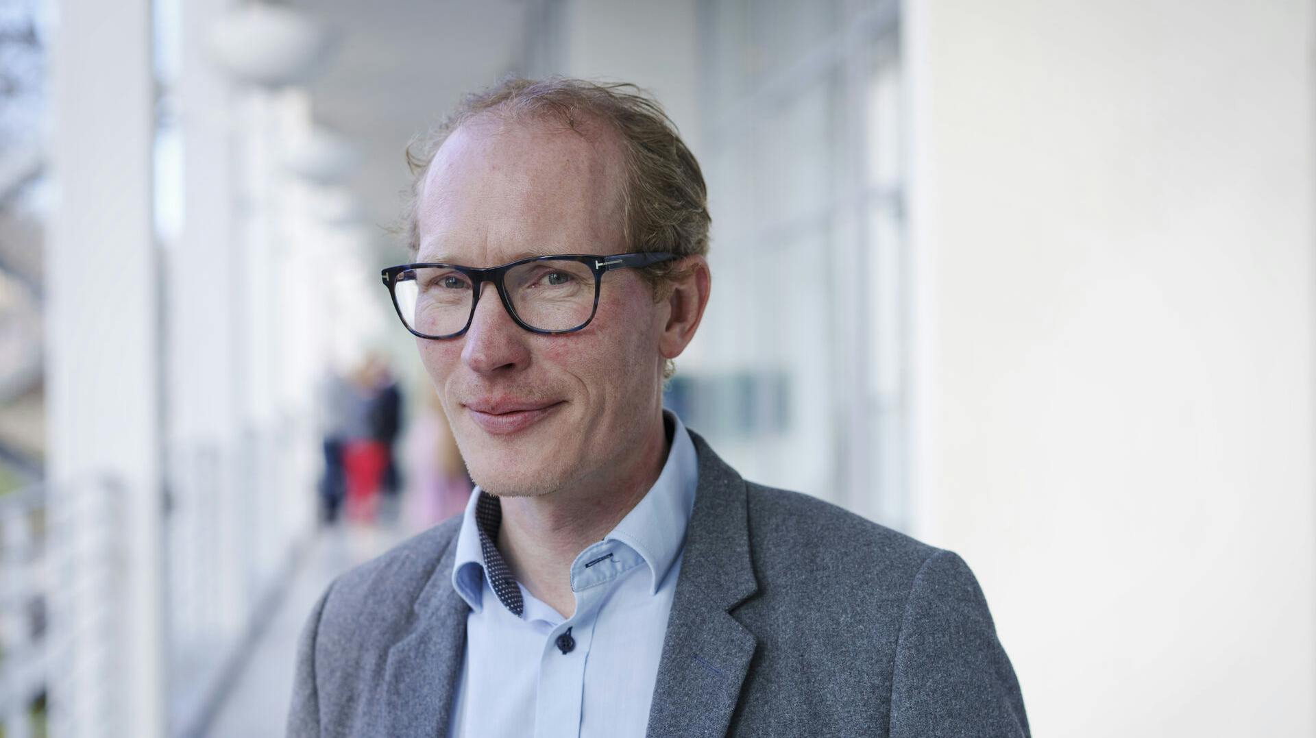 Henrik Hvidesten er tilsyneladende ikke i humør til at få taget billeder mandag. 