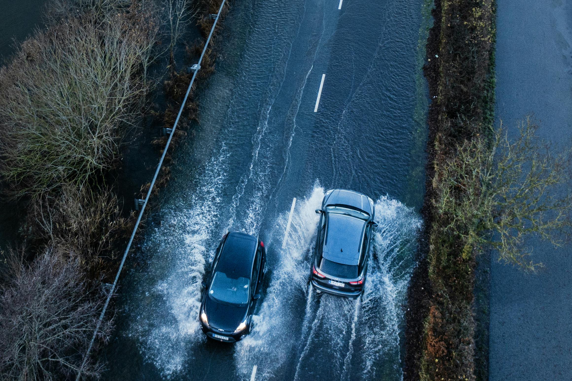 Her er der vand på kørebanen mellem Brabrandsøen og Aarslev Engså tilbage i januar. 