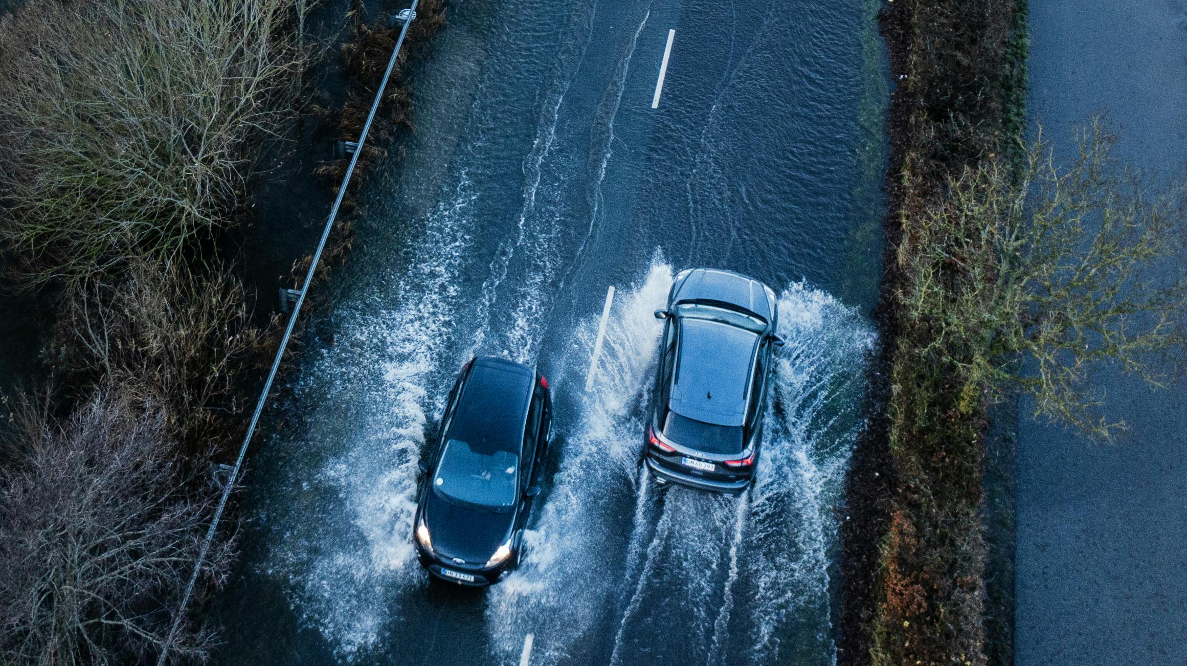 Her er der vand på kørebanen mellem Brabrandsøen og Aarslev Engså tilbage i januar.