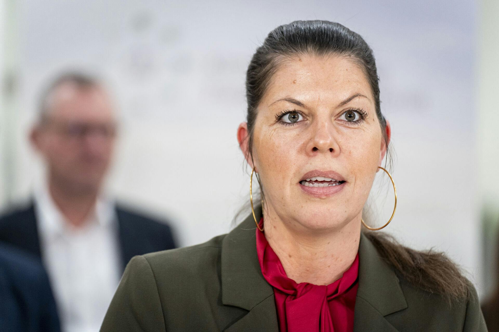 Franciska Rosenkilde (ALT) til doorstep om større energiparker og mere grøn energi fra sol og vind på land, i Klimaministeriet i København, tirsdag den 12. december 2023. (Foto: Emil Nicolai Helms/Ritzau Scanpix)