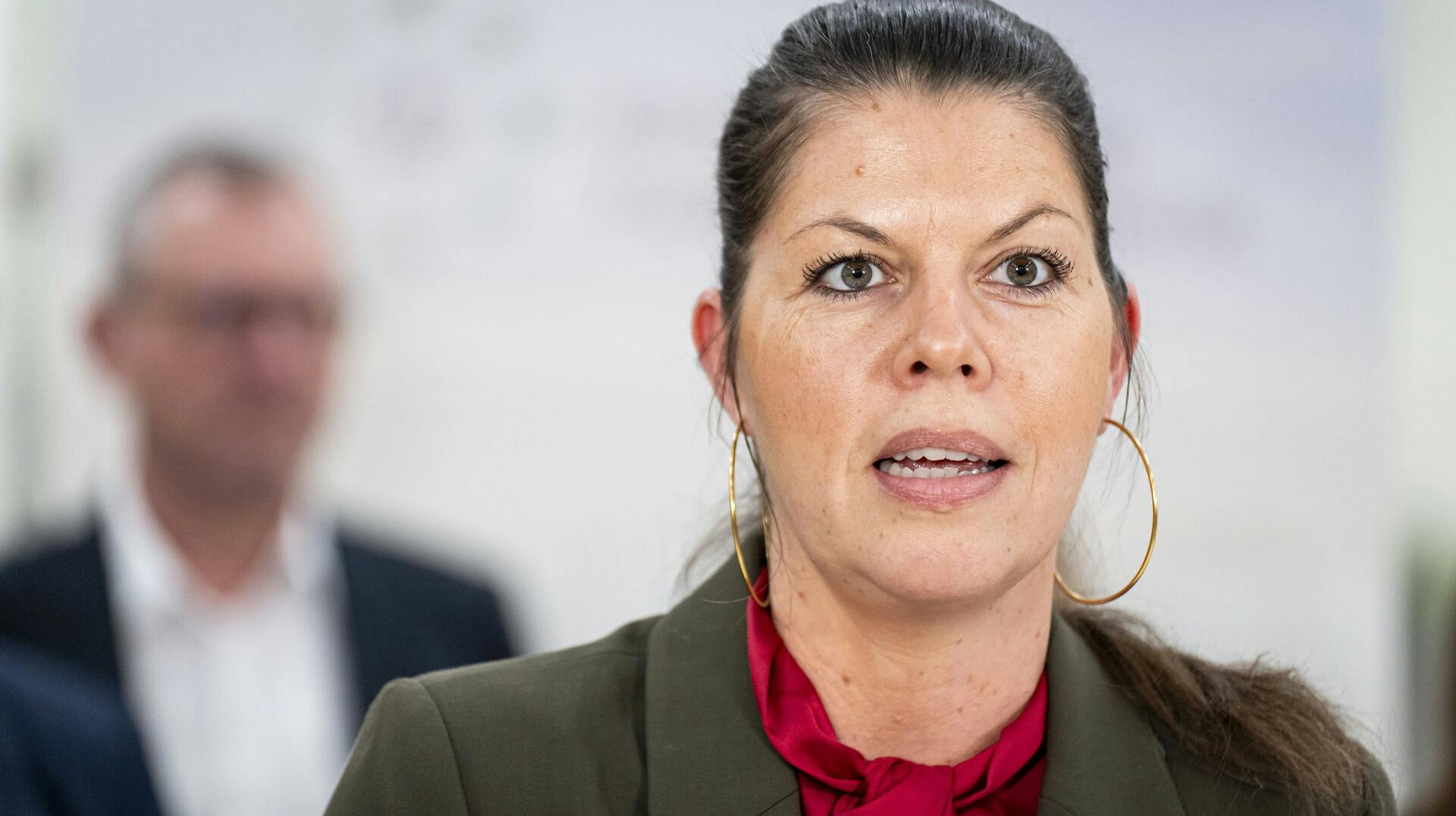 Franciska Rosenkilde (ALT) til doorstep om større energiparker og mere grøn energi fra sol og vind på land, i Klimaministeriet i København, tirsdag den 12. december 2023. (Foto: Emil Nicolai Helms/Ritzau Scanpix)