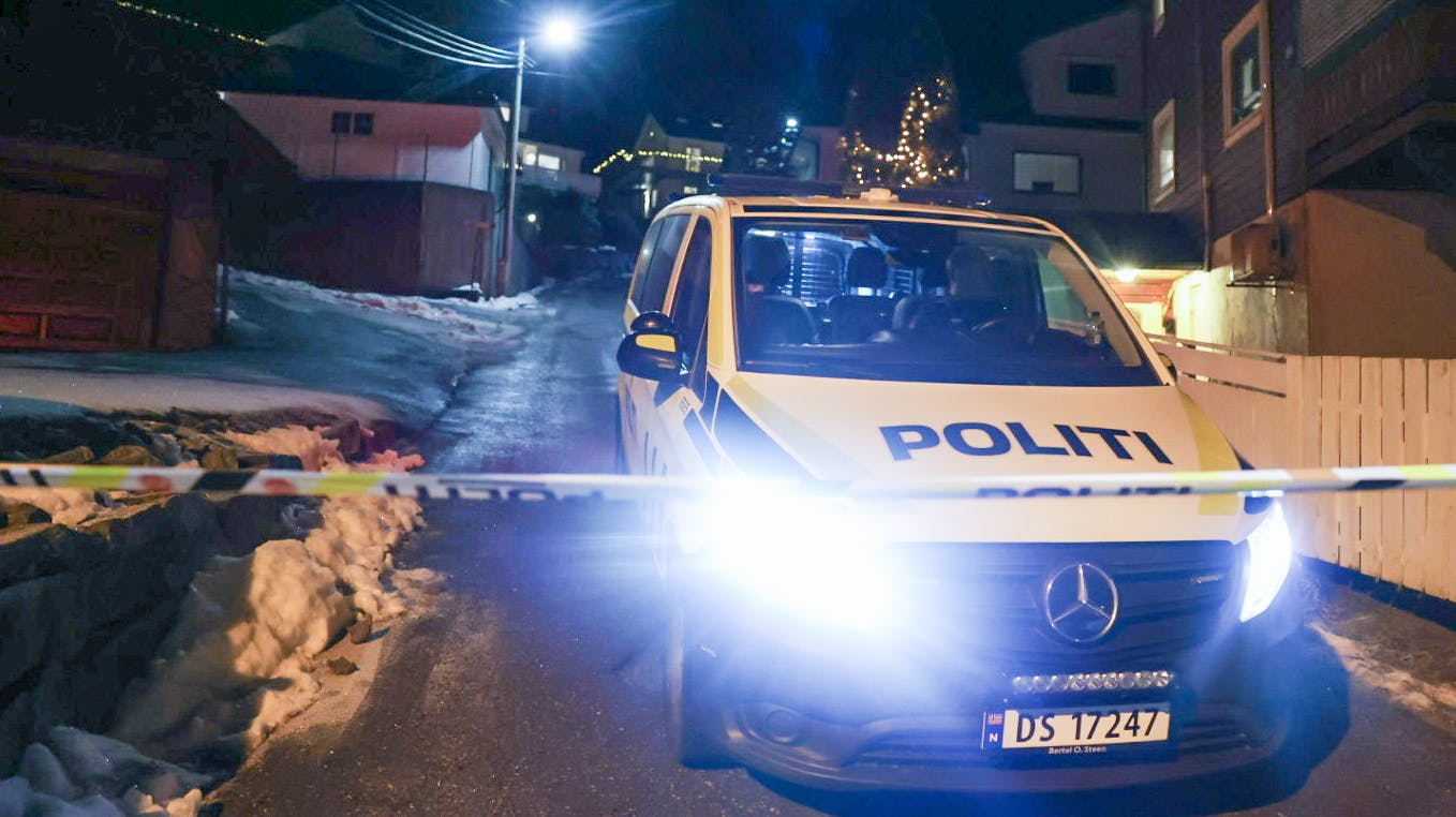 Bergen, Norge 20240110. Politiet jobber på stedet etter at det ble funnet en blodig og livløs mann. Mannen hadde stikkskader. Den skadde ble fraktet umiddelbart til sykehus, men ble erklært død. Foto: Silje Katrine Robinson / NTB