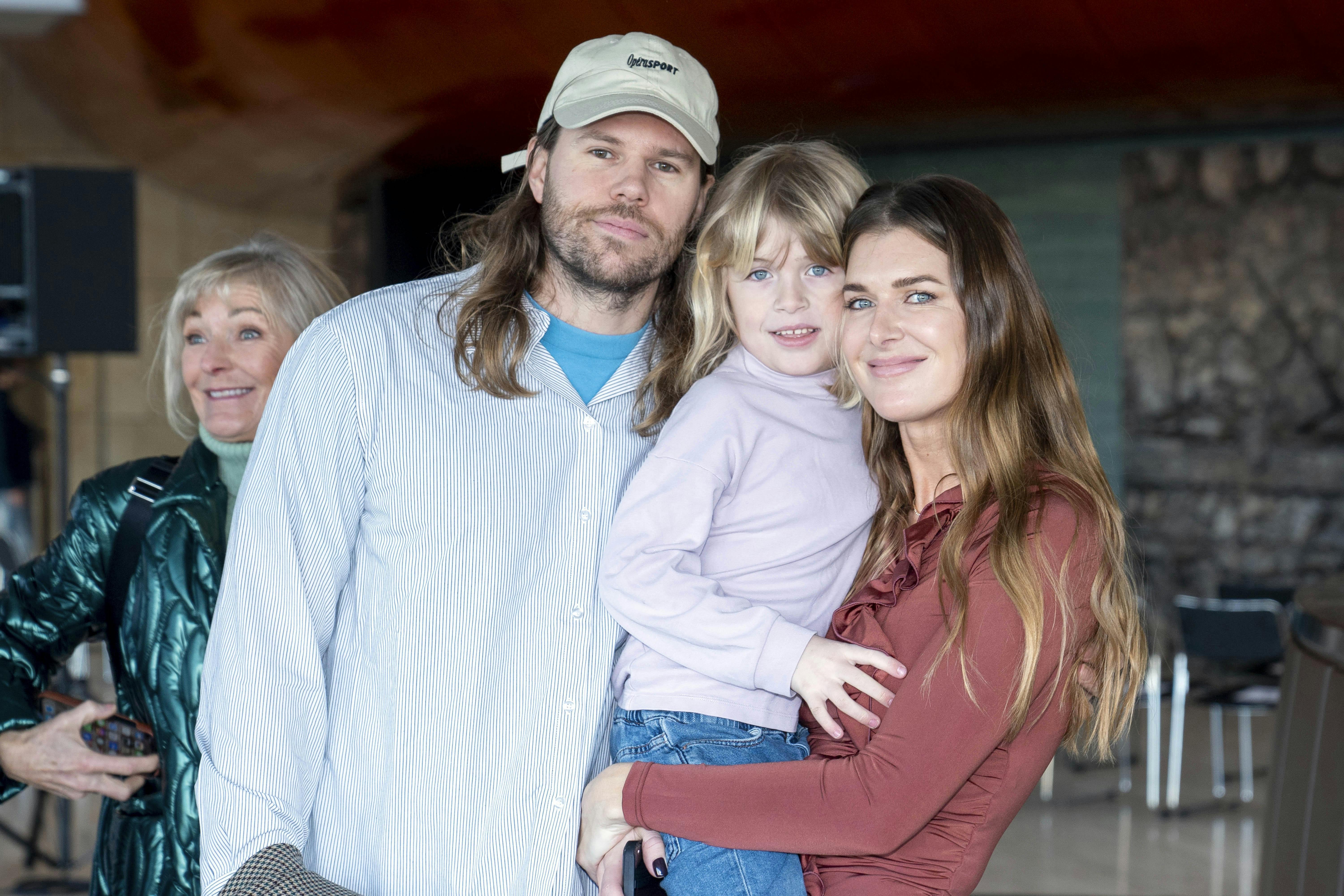 Den 36-årige håndboldhelt Mikkel Hansen var til hustruen 37-årige Stephanie Gundelachs modeshow sammen med parrets ældste søn Eddie Max på fem år.