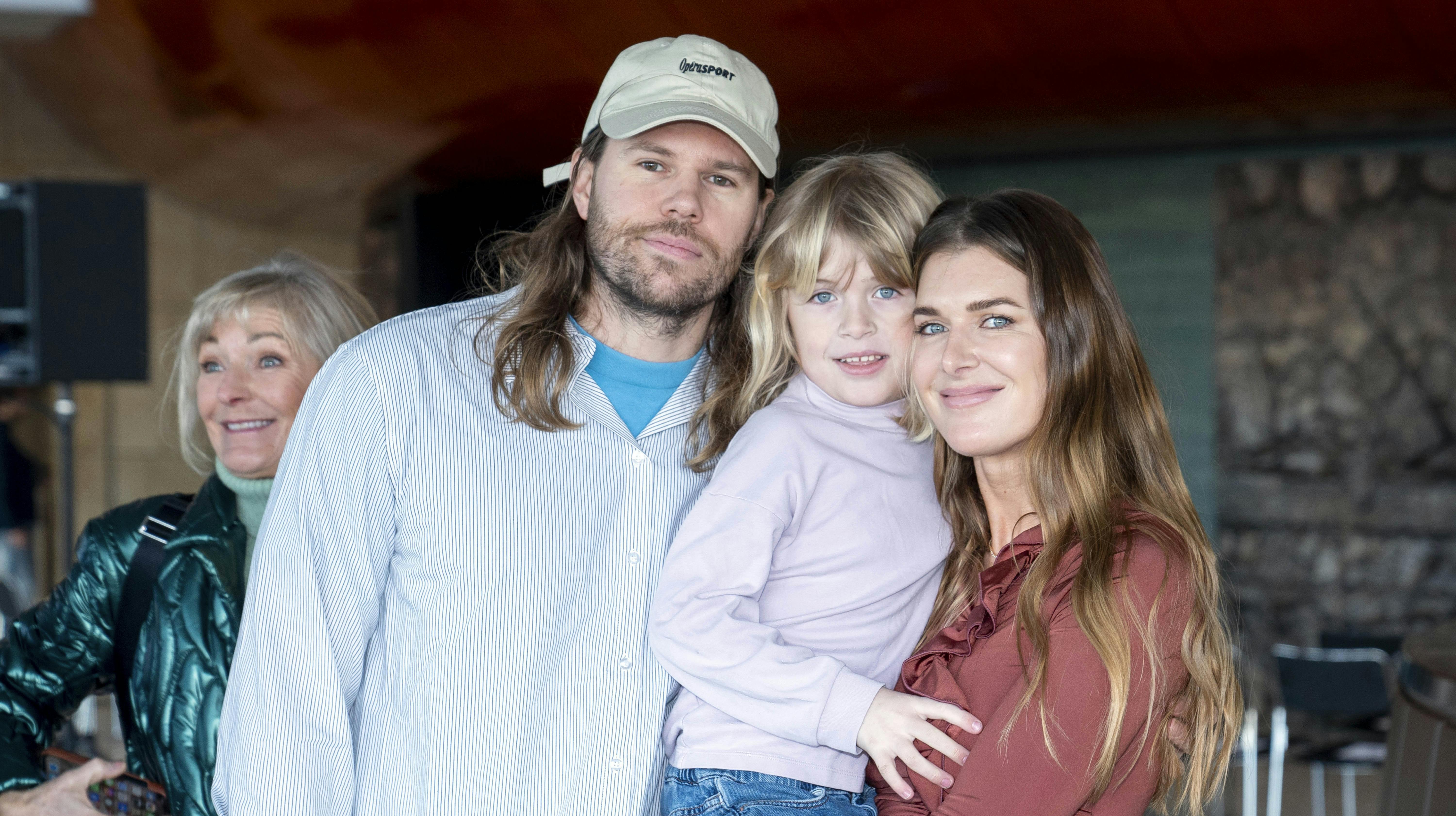 Den 36-årige håndboldhelt Mikkel Hansen var til hustruen 37-årige Stephanie Gundelachs modeshow sammen med parrets ældste søn Eddie Max på fem år.