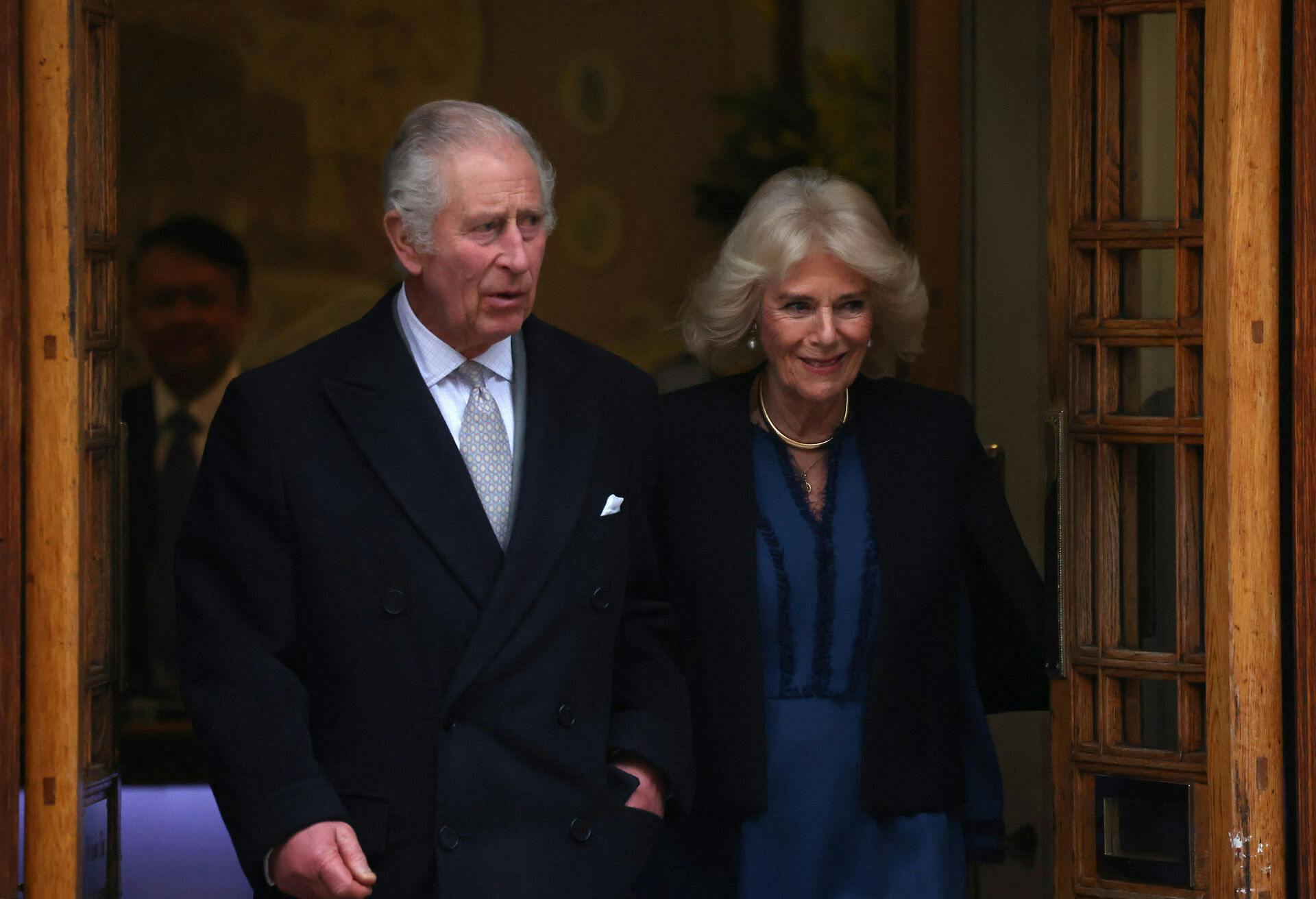 Kong Charles forlader The London Clinic med dronning Camilla, hvor han har modtaget behandling for sin sygdom.