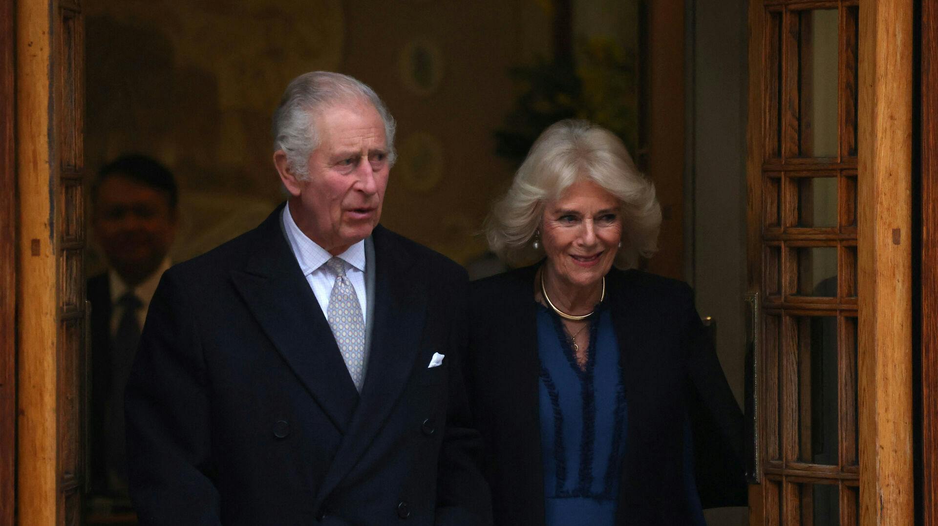 Kong Charles forlader The London Clinic med dronning Camilla, hvor han har modtaget behandling for sin sygdom.