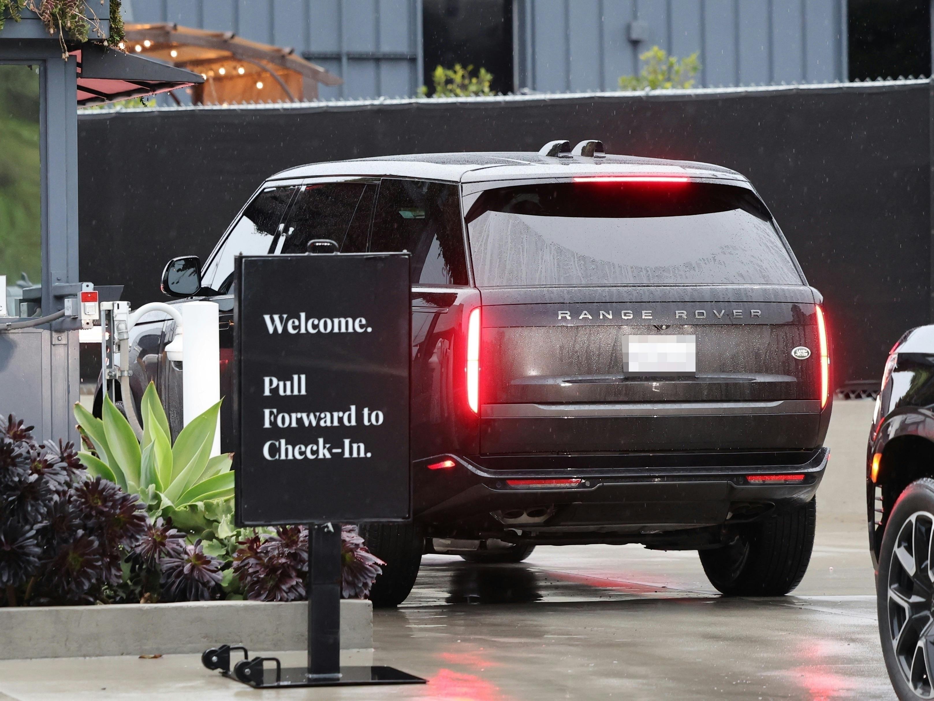Her ses prins Harrys Range Rover ved den private lufthavnsterminal i Los Angeles. 
