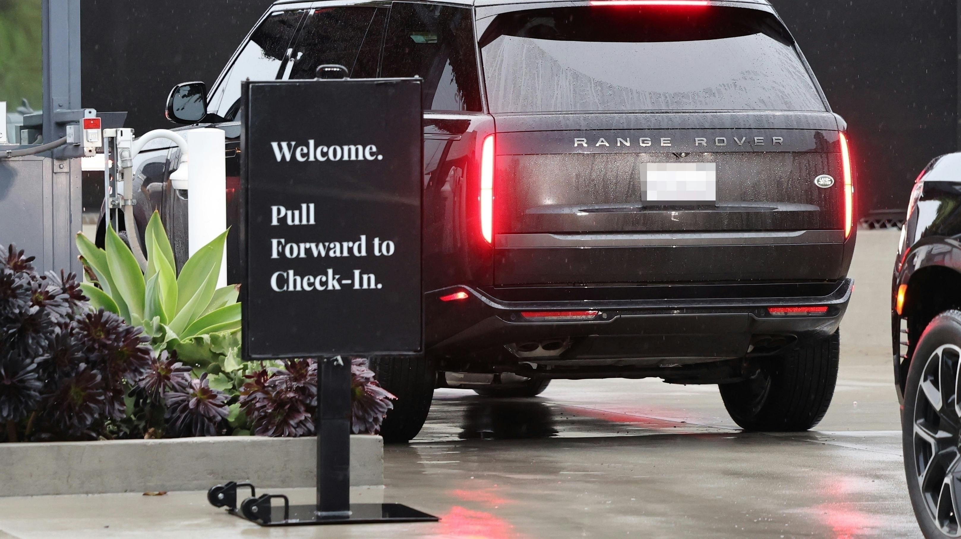 Her ses prins Harrys Range Rover ved den private lufthavnsterminal i Los Angeles.