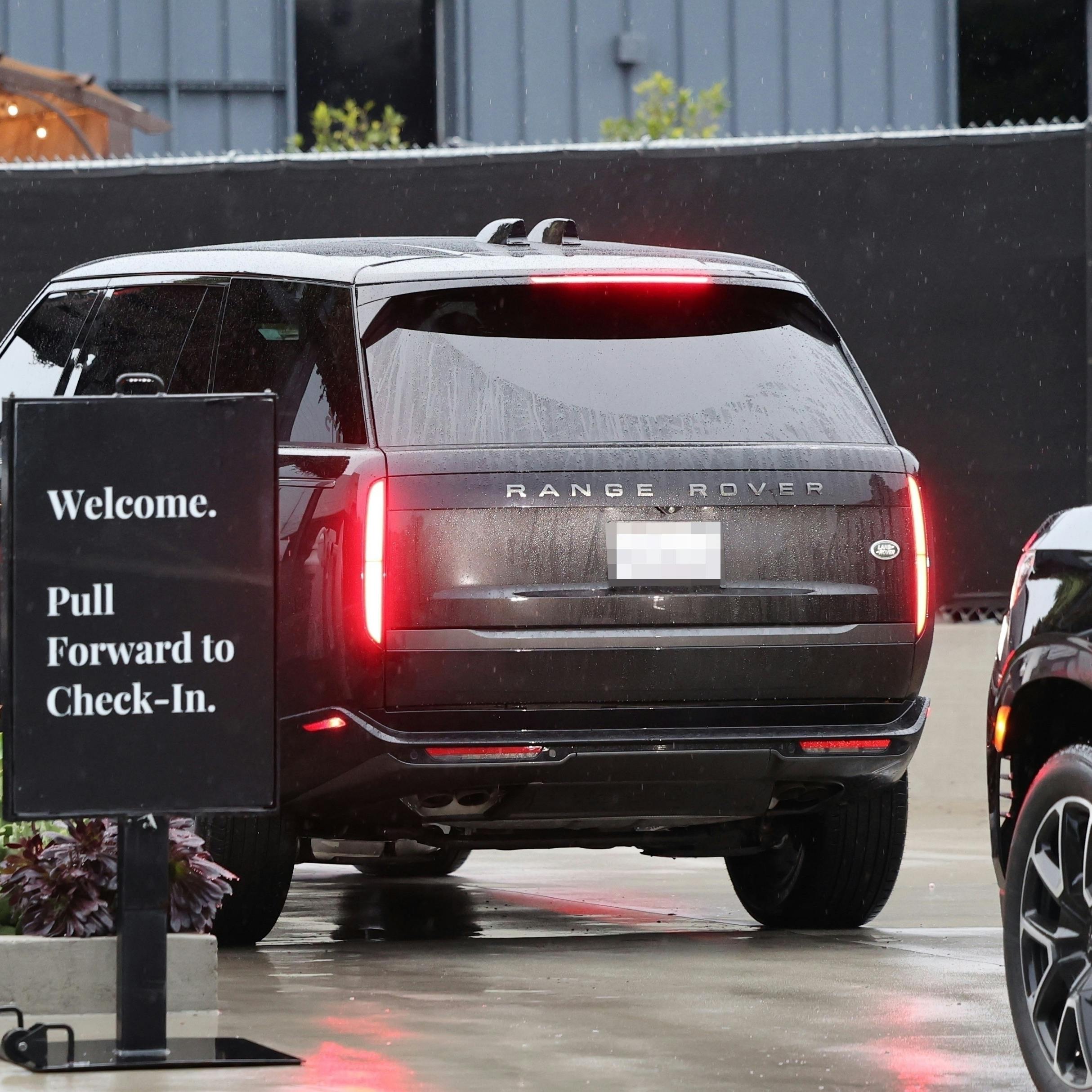 Her ses prins Harrys Range Rover ved den private lufthavnsterminal i Los Angeles.