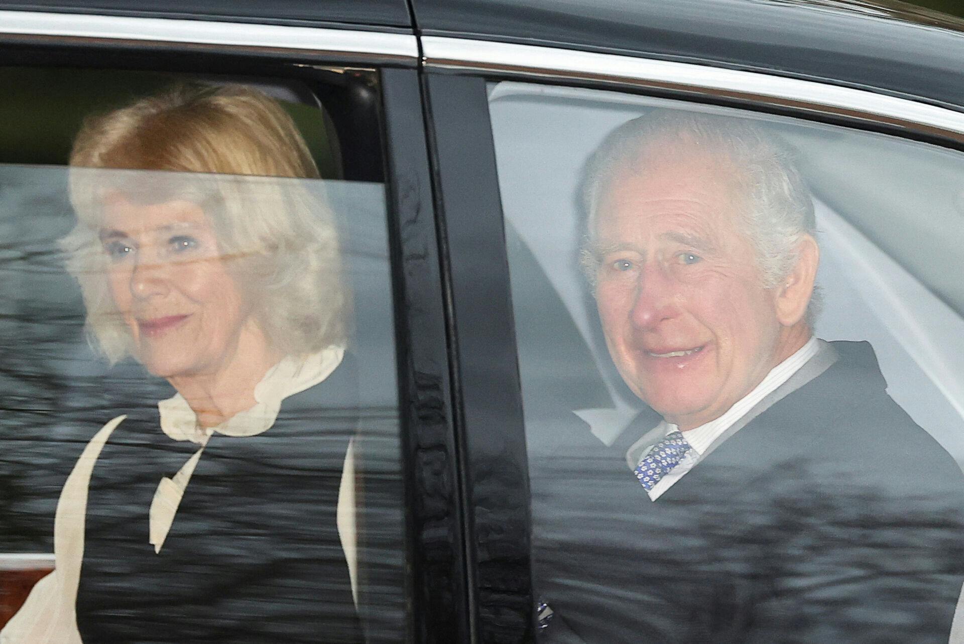 Kong Charles og dronning Camilla har tirsdag bevæget sig lidt ud i offentligheden i forbindelse med, at de skulle hilse på prins Harry.