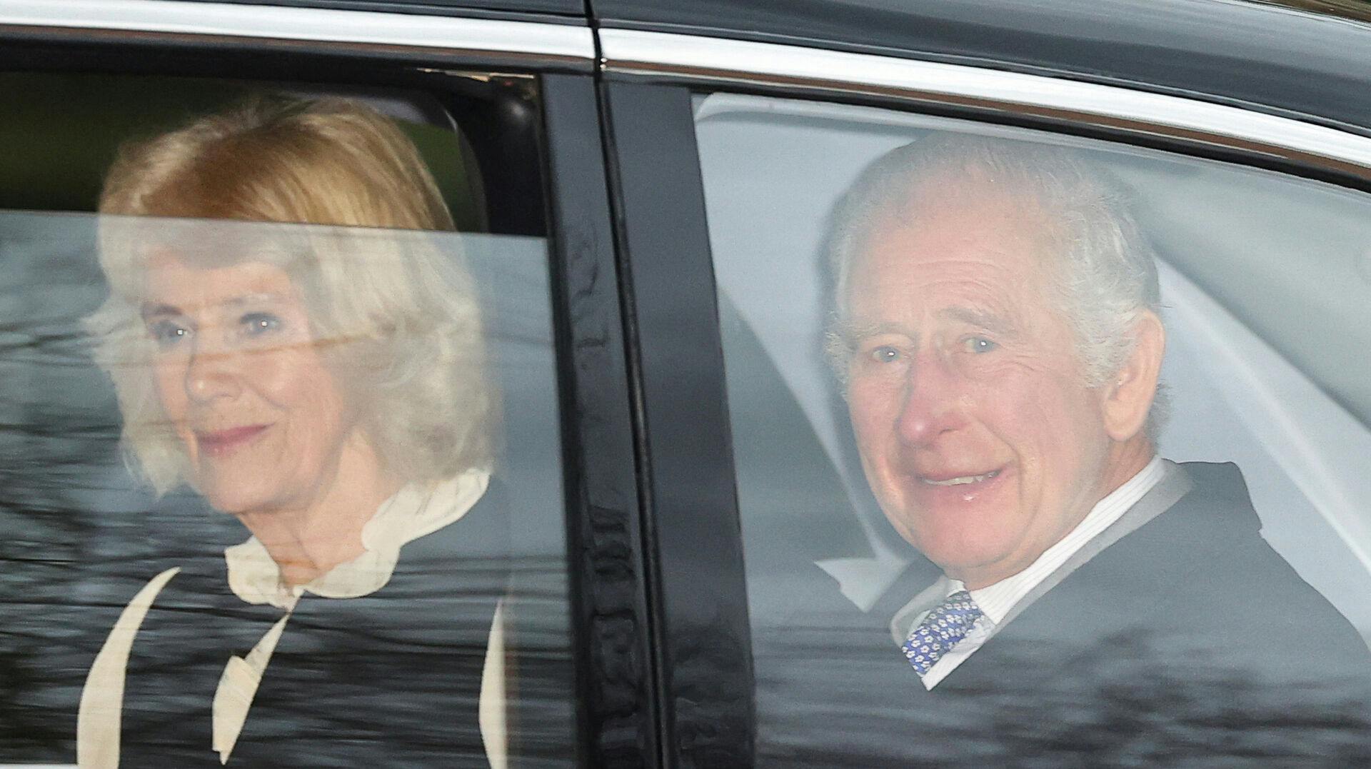 Kong Charles og dronning Camilla har tirsdag bevæget sig lidt ud i offentligheden i forbindelse med, at de skulle hilse på prins Harry.