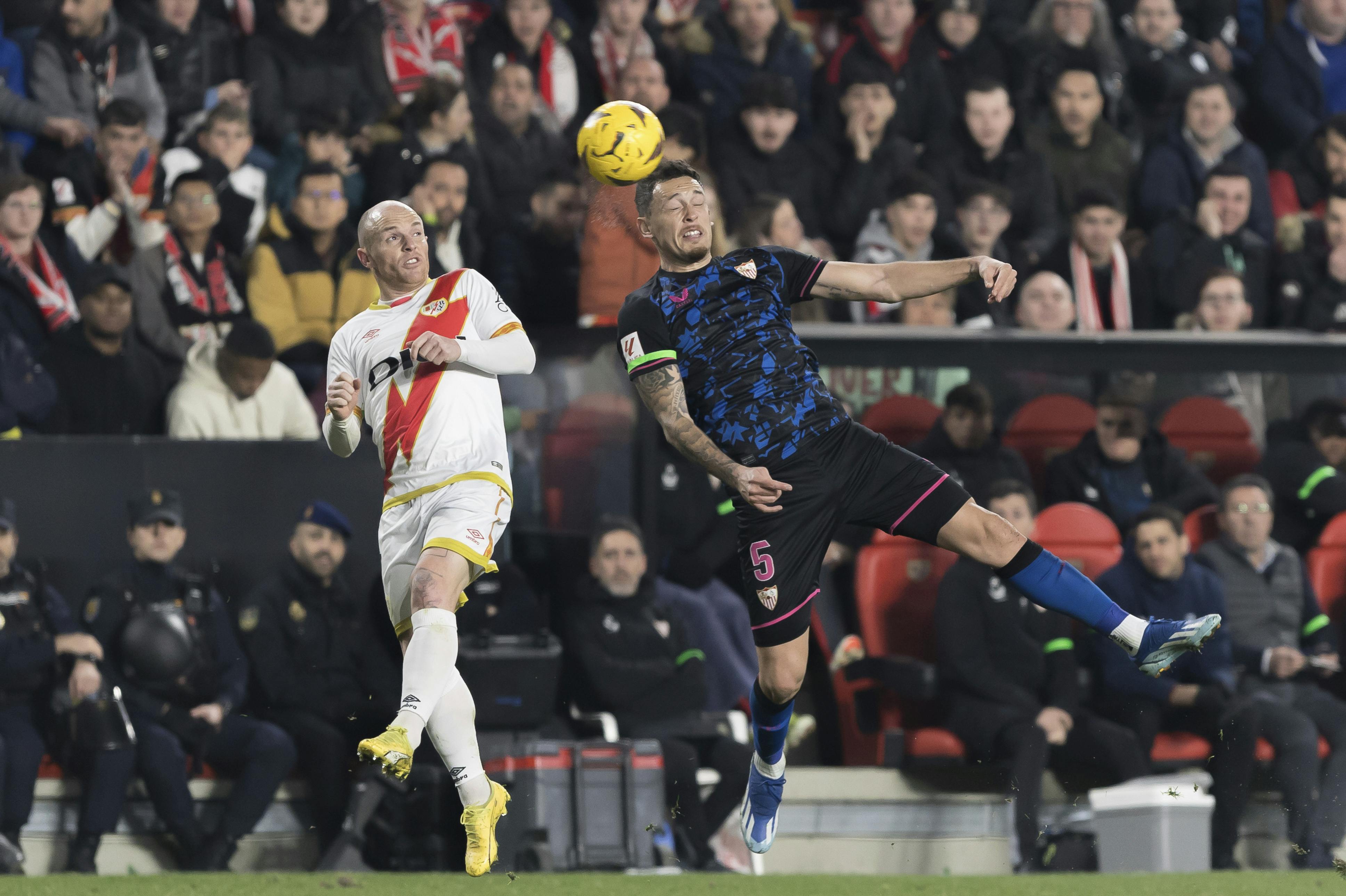 På tv-billederne kan man se, hvordan en tilsyneladende yngre dreng, der sidder lige bag banden, stikker en finger op mellem Lucas Ocampos' baller. (Arkivfoto). 