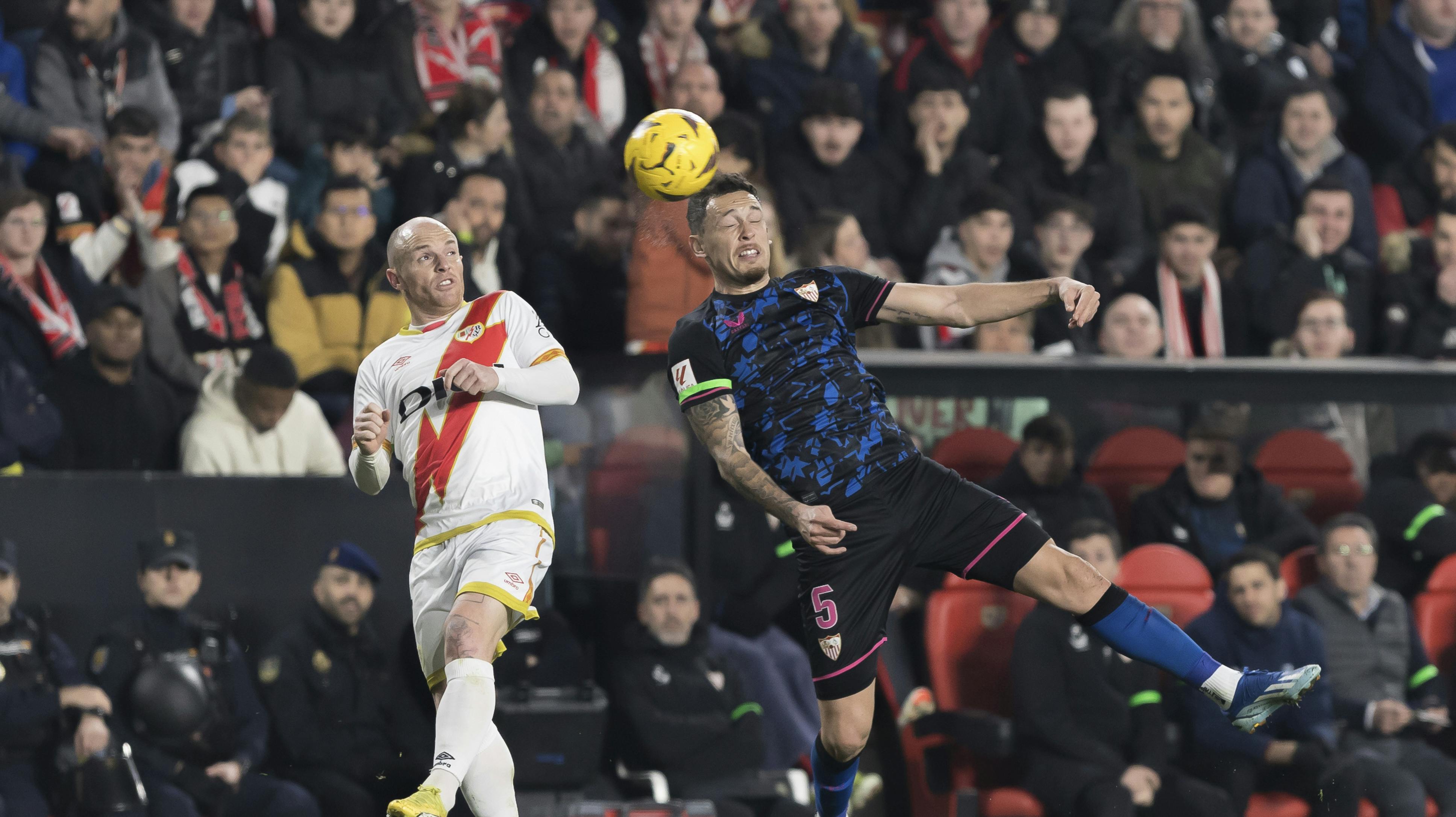 På tv-billederne kan man se, hvordan en tilsyneladende yngre dreng, der sidder lige bag banden, stikker en finger op mellem Lucas Ocampos' baller. (Arkivfoto).