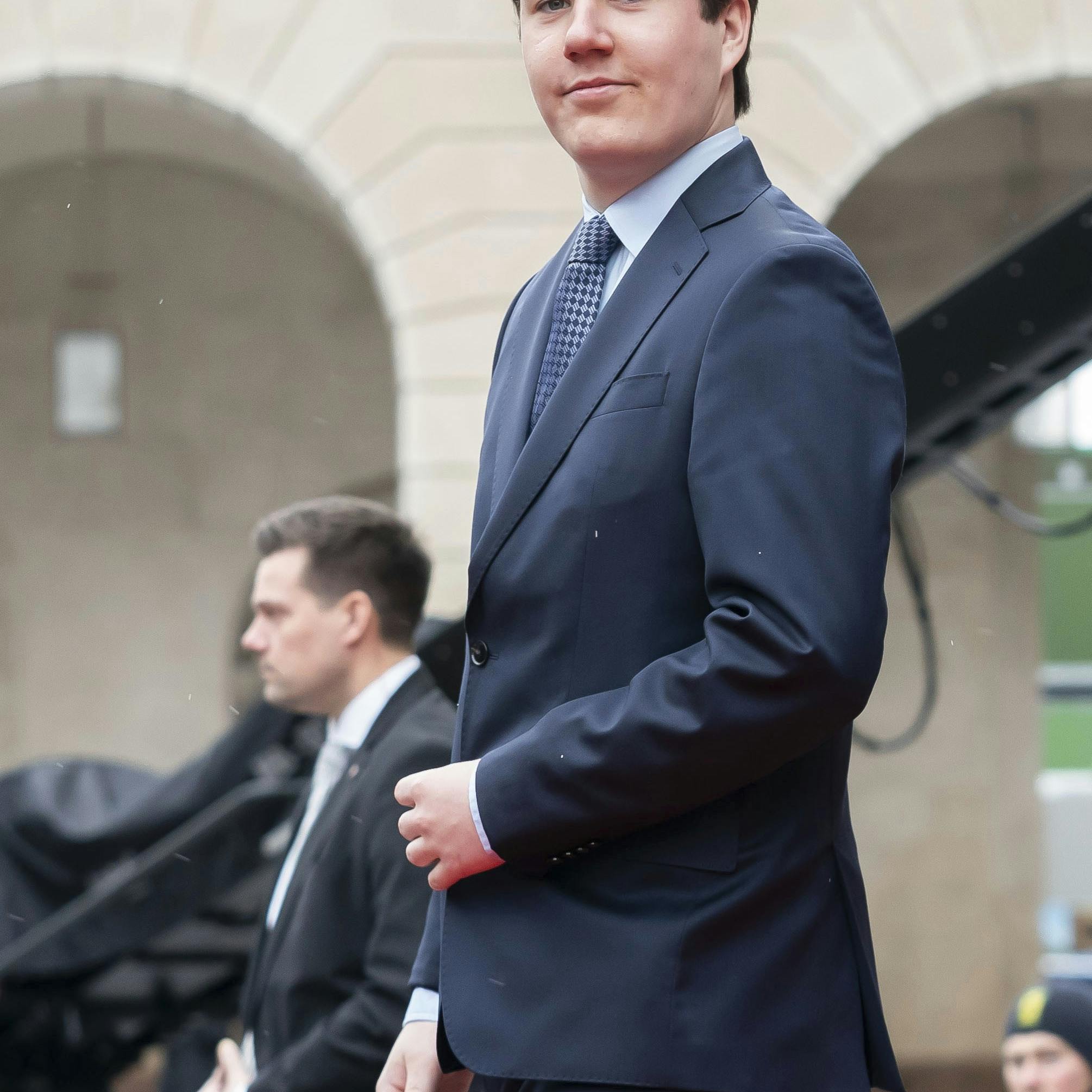 Kronprins Christian har i modsætning til sin far været god til at skjule sine kærester for offentligheden. Men nu er det slut!