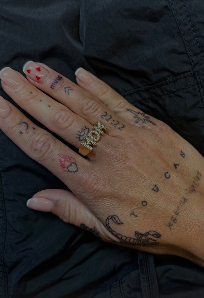 Anna Seneca har fået tatoveret kærestens efternavn på ringfingeren som en overraskelse. Han har endnu til gode at returnere hyldesten.
