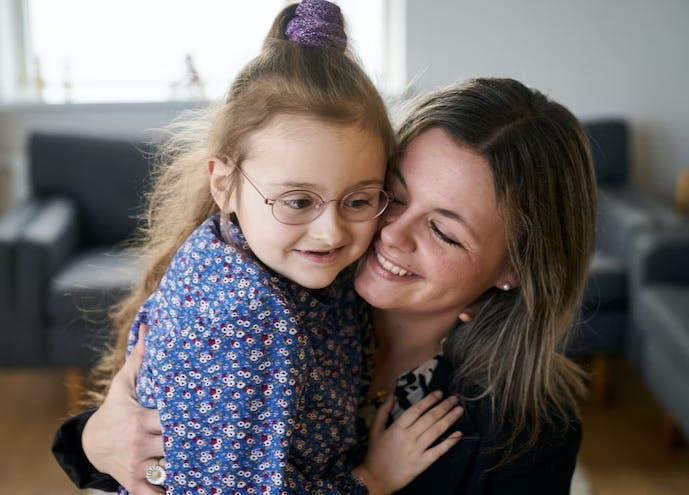 Isabella har lært sin mor en helt masse. Takket være hende har Rikke lært at bruge sine sanser på en helt anden måde.&nbsp;Foto: Søren Lamberth