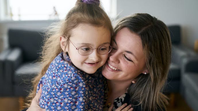 Isabella har lært sin mor en helt masse. Takket være hende har Rikke lært at bruge sine sanser på en helt anden måde. Foto: Søren Lamberth