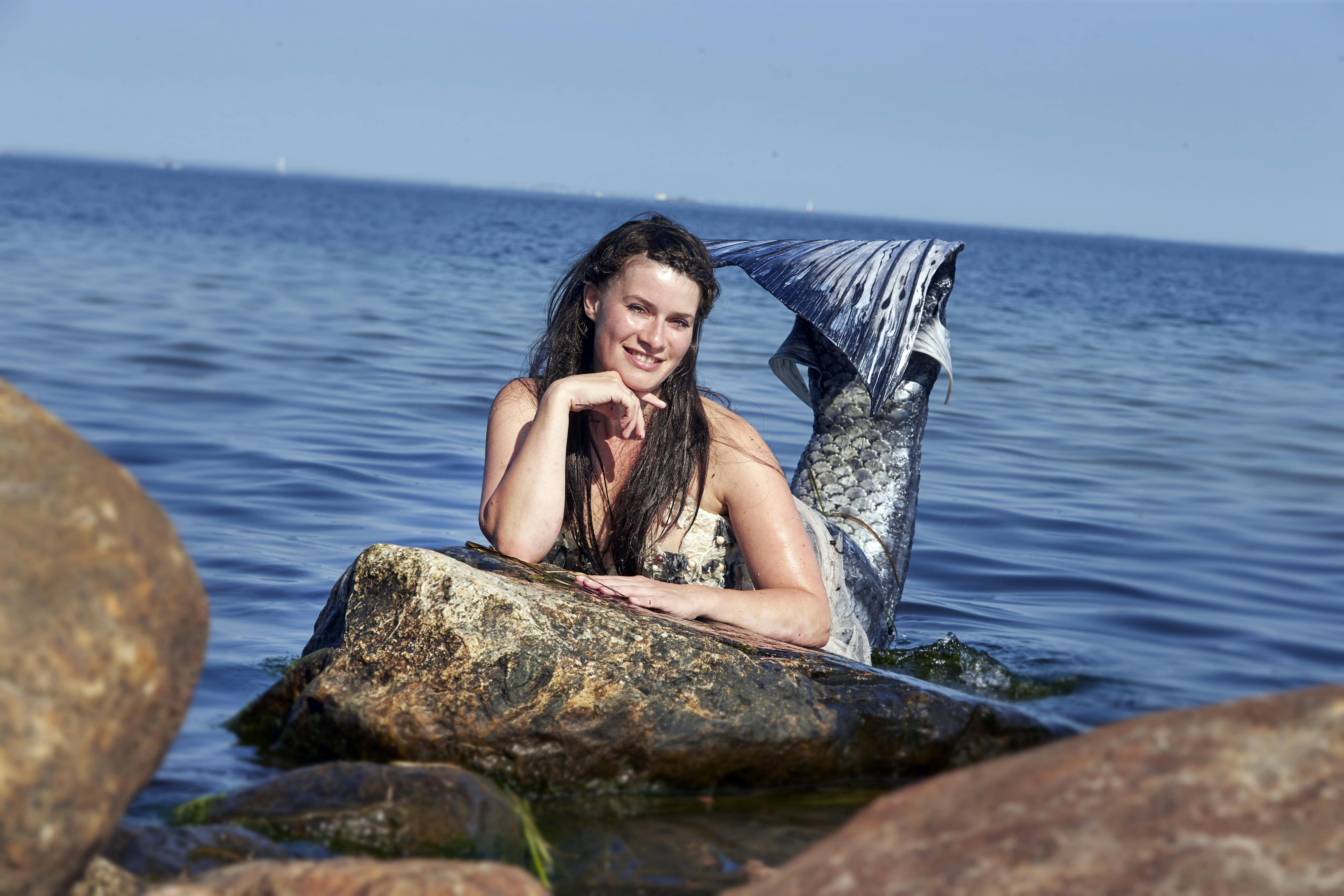 Skuespiller Karin Lund Madsen er professionel havfrue på Den Blå Planet i København. Hun er gift med Anders Lund Madsen og sammen har det drengene Stærk og Modig.