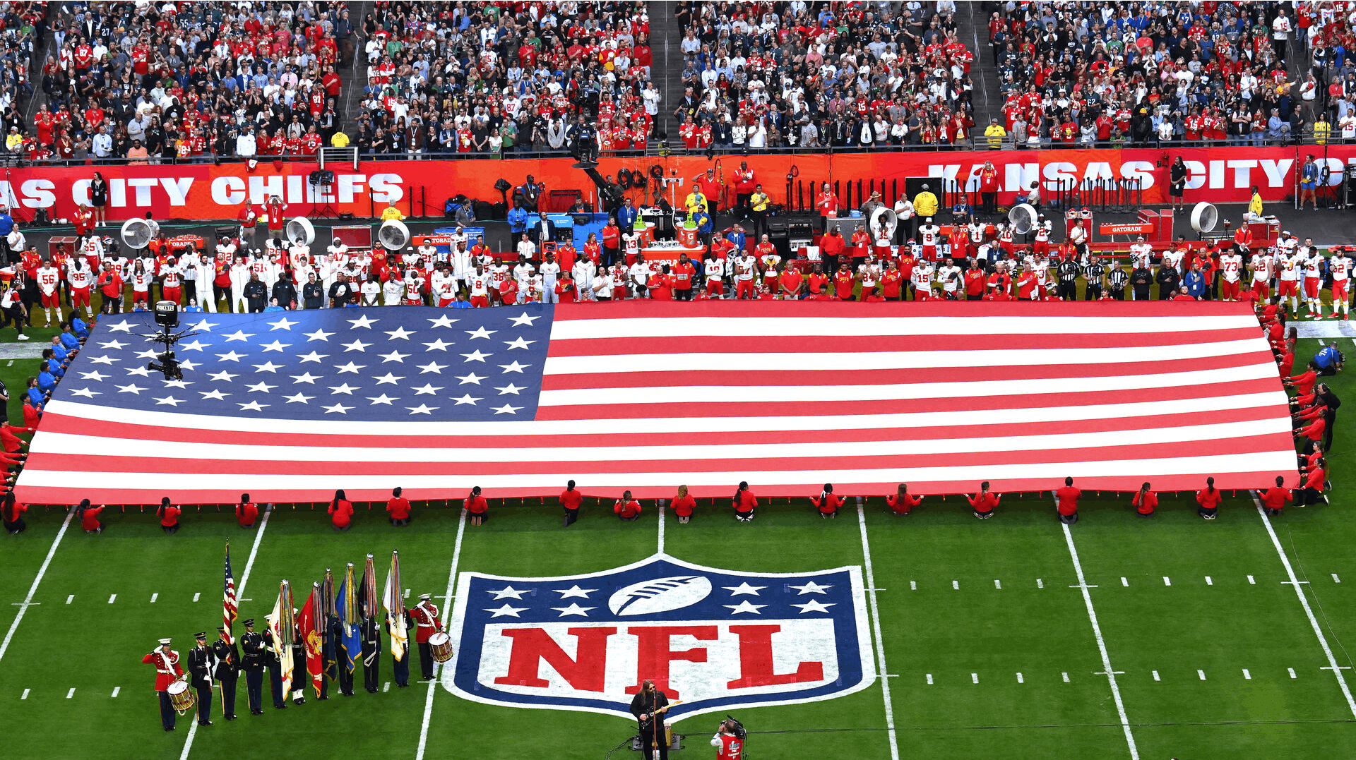 Du får ikke meget søvn natten til mandag, hvis du skal følge Super Bowl-finalen live. 