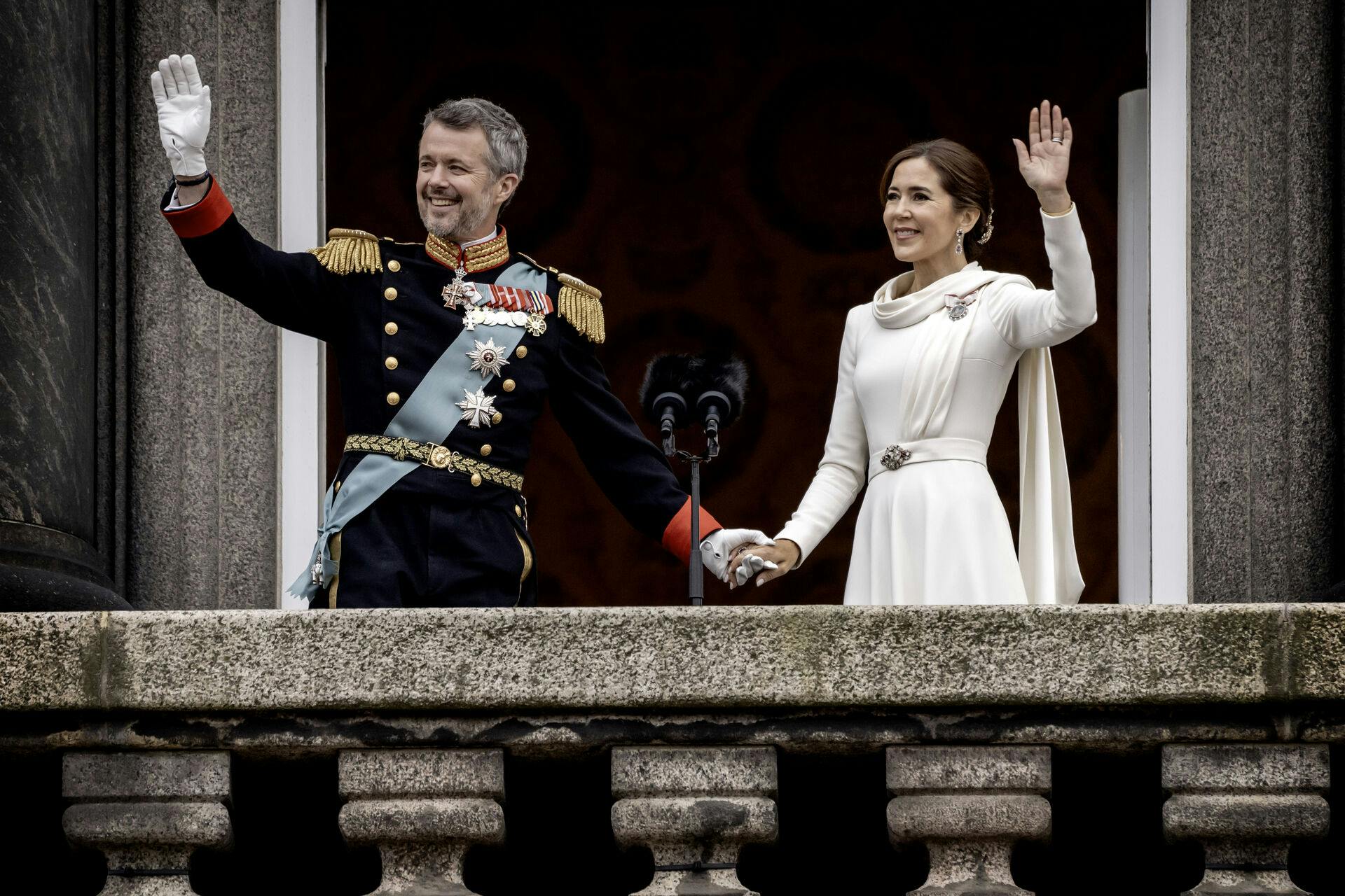 Kong Frederik 10. udråbes til konge fra balkonen på Christiansborg efter dronning Margrethes abdikation. Kong Frederik 10 på balkonen sammen med dronning Mary.