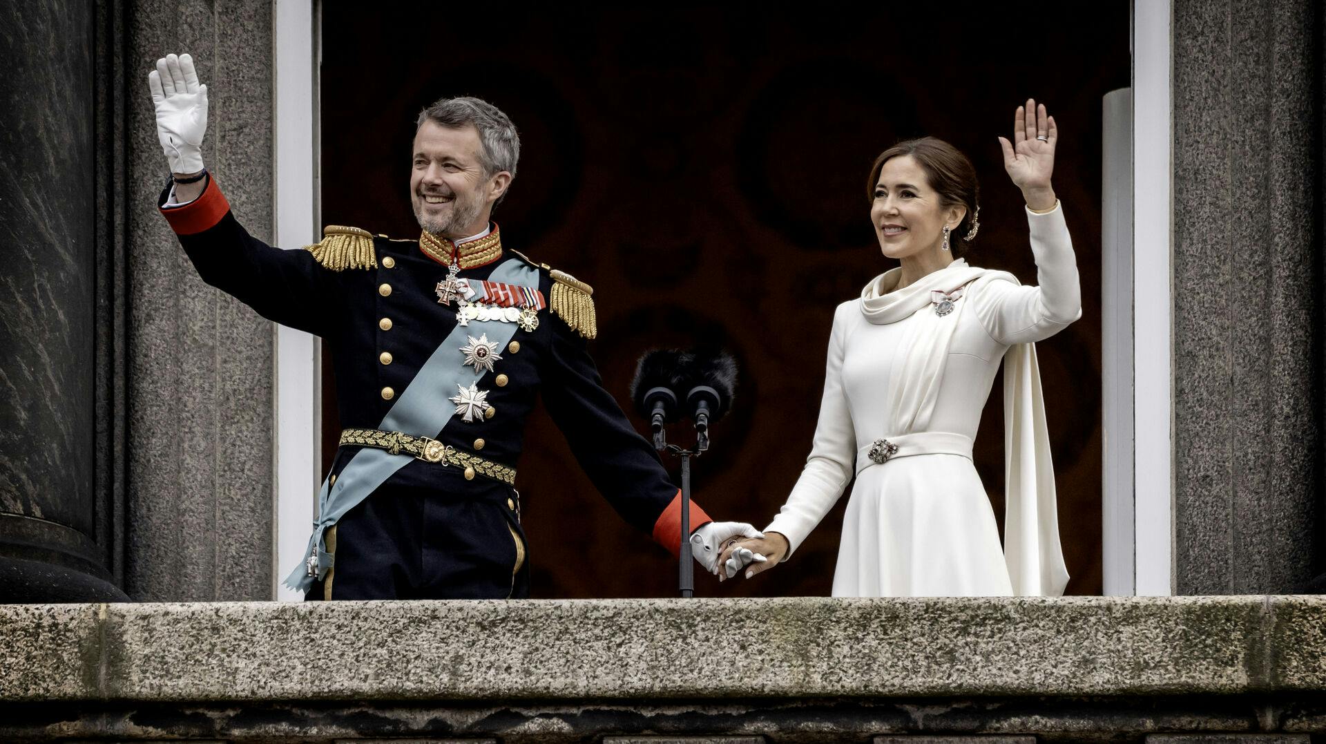 Kong Frederik 10. udråbes til konge fra balkonen på Christiansborg efter dronning Margrethes abdikation. Kong Frederik 10 på balkonen sammen med dronning Mary.