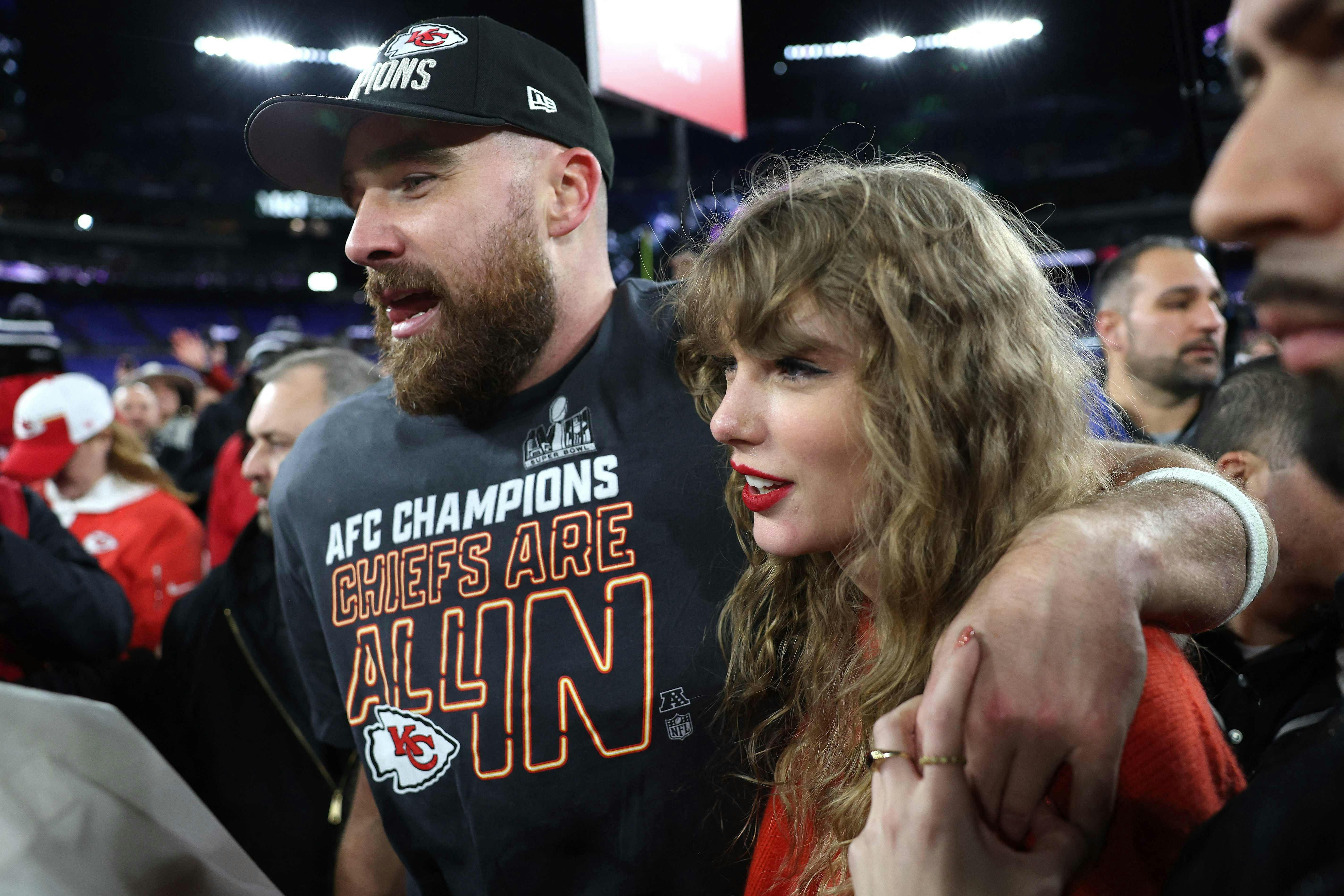 BALTIMORE, MARYLAND - JANUARY 28: Travis Kelce #87 of the Kansas City Chiefs celebrates with Taylor Swift after a 17-10 victory against the Baltimore Ravens in the AFC Championship Game at M&T Bank Stadium on January 28, 2024 in Baltimore, Maryland. Patrick Smith/Getty Images/AFP (Photo by Patrick Smith / GETTY IMAGES NORTH AMERICA / Getty Images via AFP)