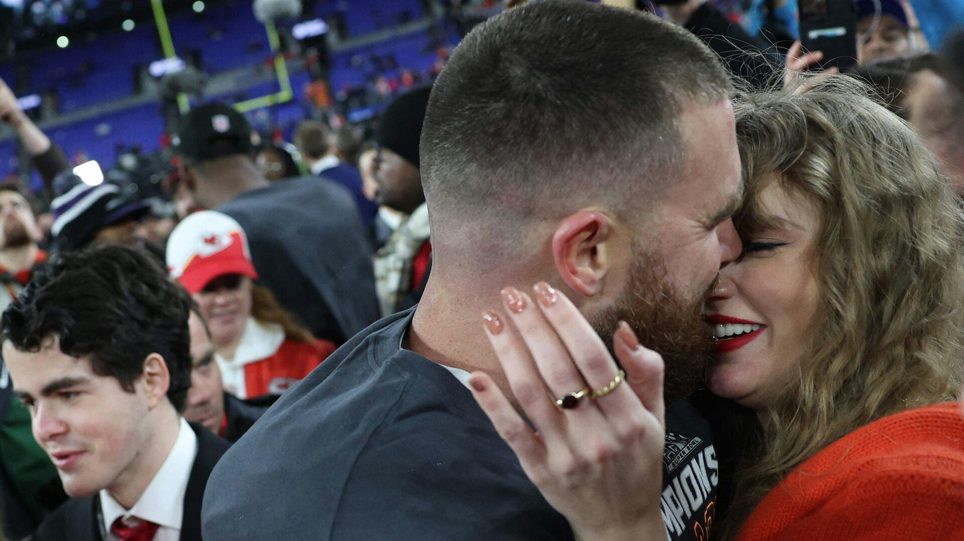 Travis Kelce og Taylor Swift er ikke længere blege for at vise kærligheden frem. 