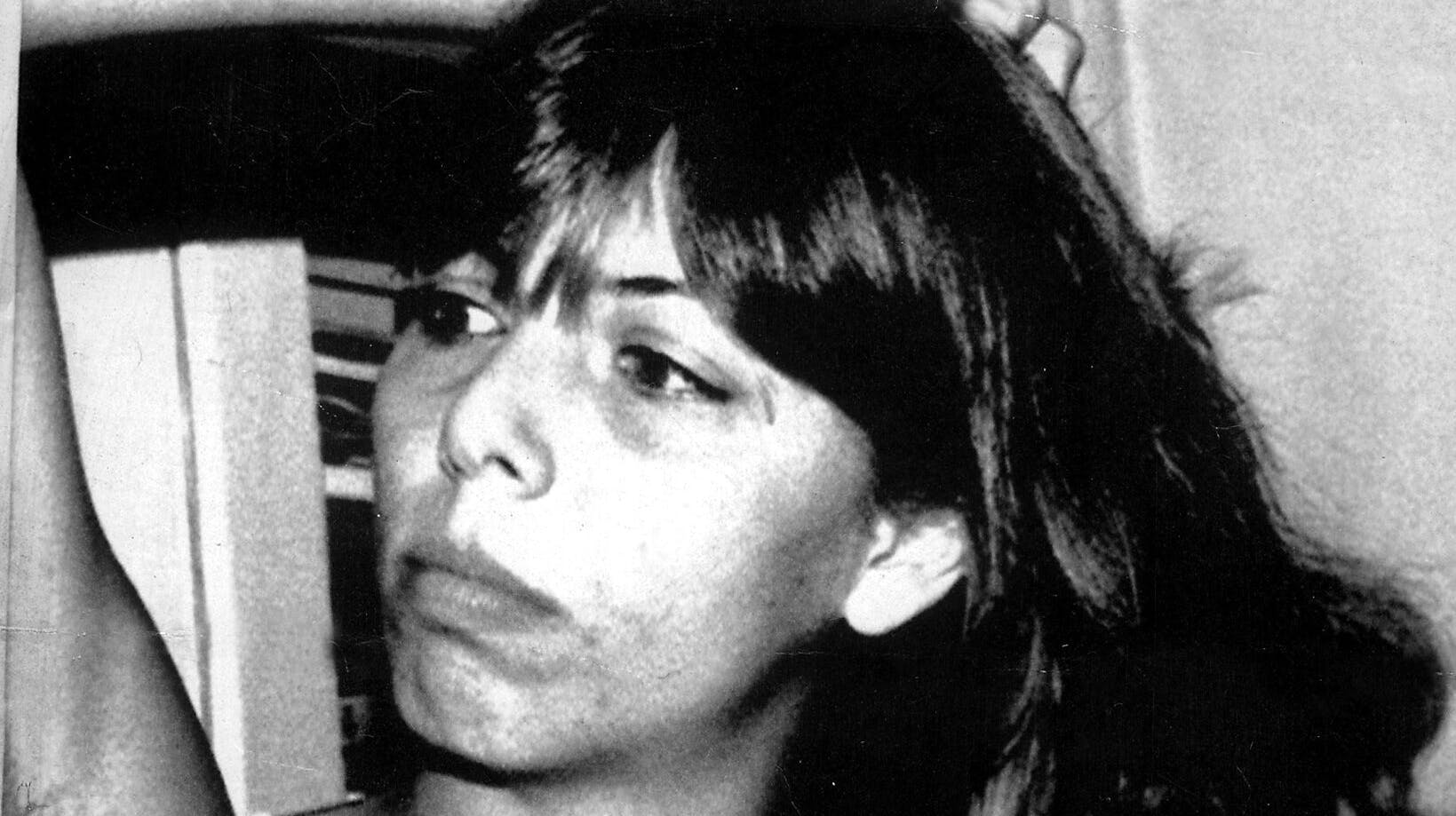 23-årige Hanne With blev dræbt nytårsnat 1989/90 i sin lejlighed i Fensmarksgade. Dna-spor ført til anholdelse af en 53-årig mand som onsdag formiddag bliver fremstillet i grundlovsforhør ved Københavns Byret.