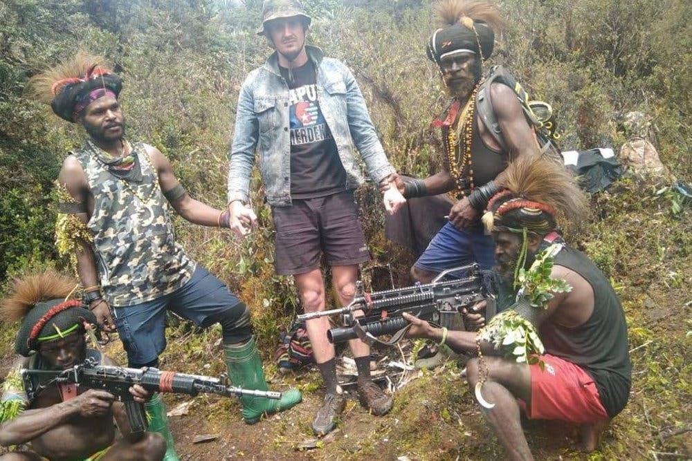 Et billede af Philip Mehrtens sammen med oprørerne blev udsendt af oprørsgruppen TPNPB kort tid efter tilfangetagelsen i februar sidste år. (Arkivfoto).&nbsp;&nbsp;
