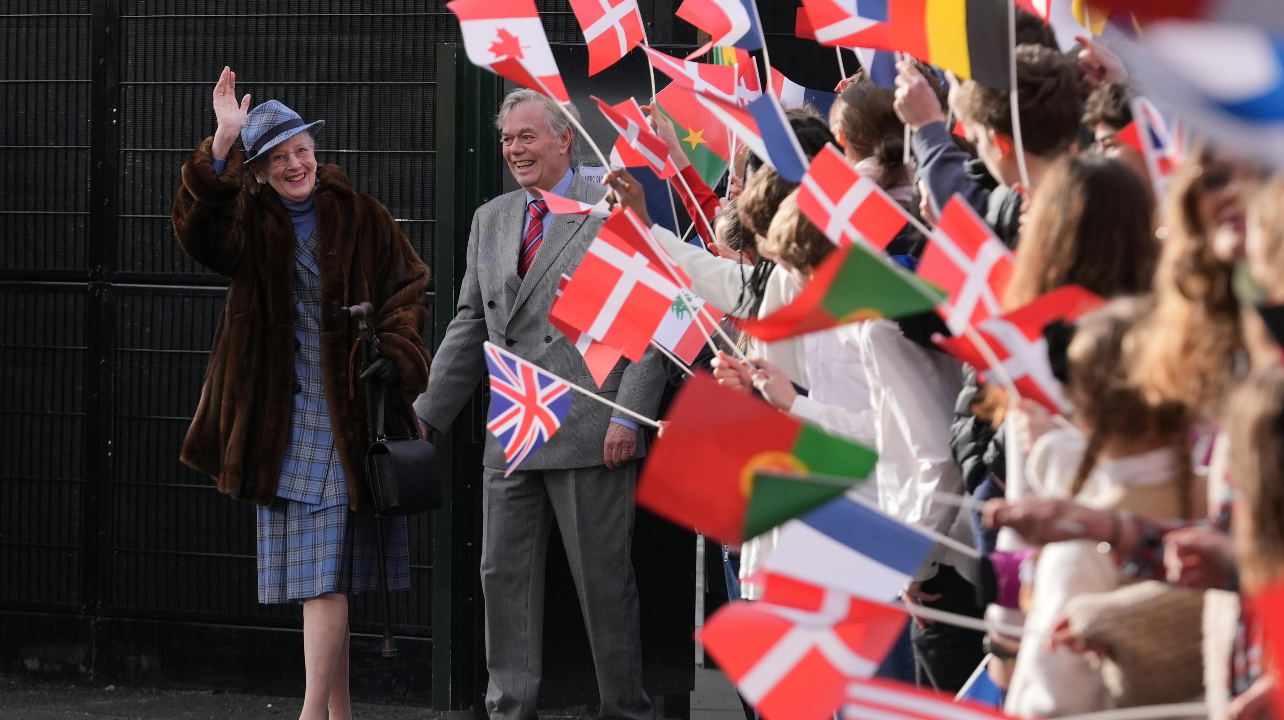 Dronning Margrethe er netop blevet budt velkommen på Prins Henriks Skole på Frederiksberg – og jublen er stor.