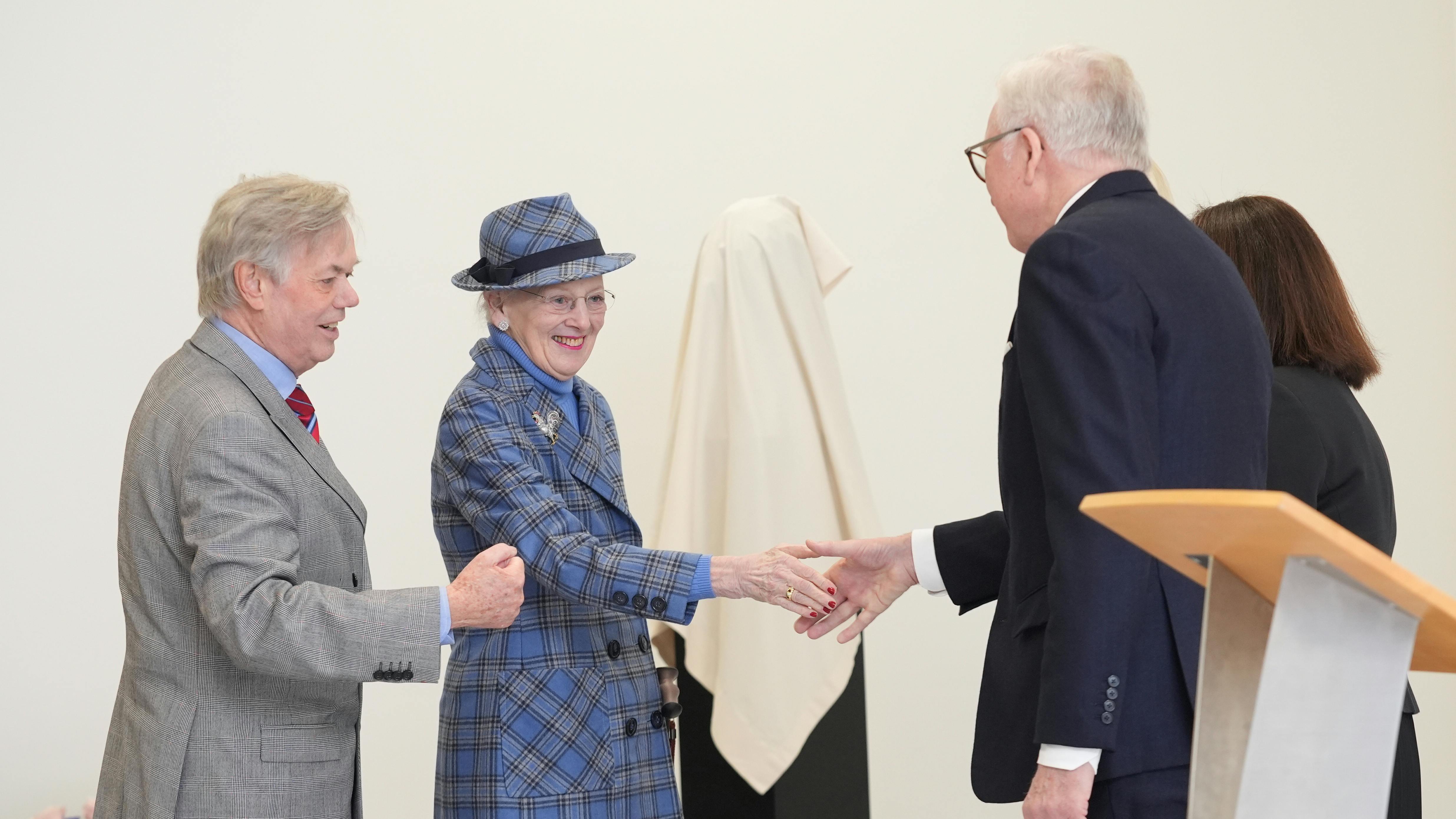 Dronning Margrethe afslører en buste af prins Henrik under indvielsen af den nye Prins Henriks Skole på Frederiksberg.