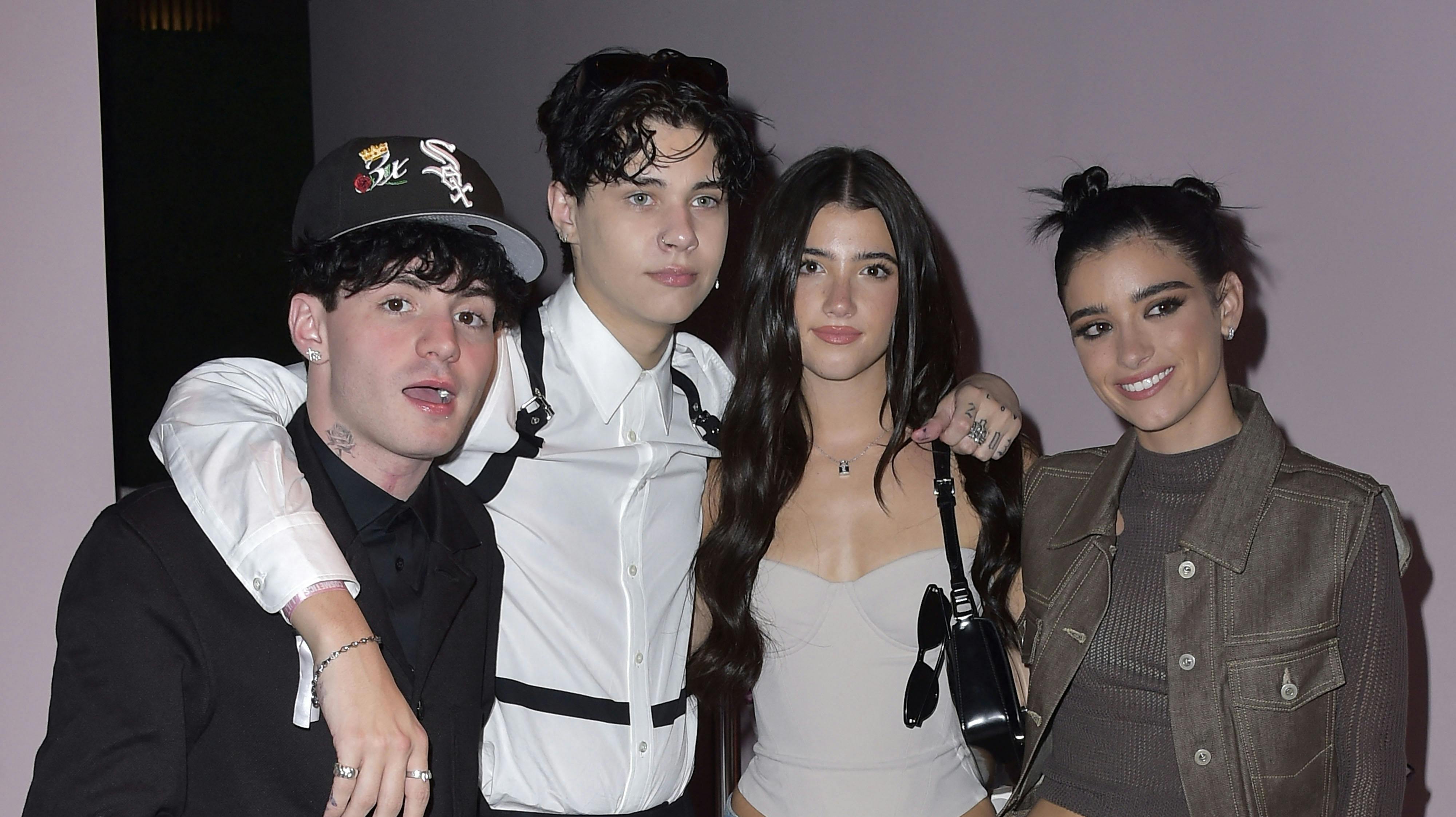 Charli D'Amelio og Landon Barker (I midten red.) er gået fra hinanden.