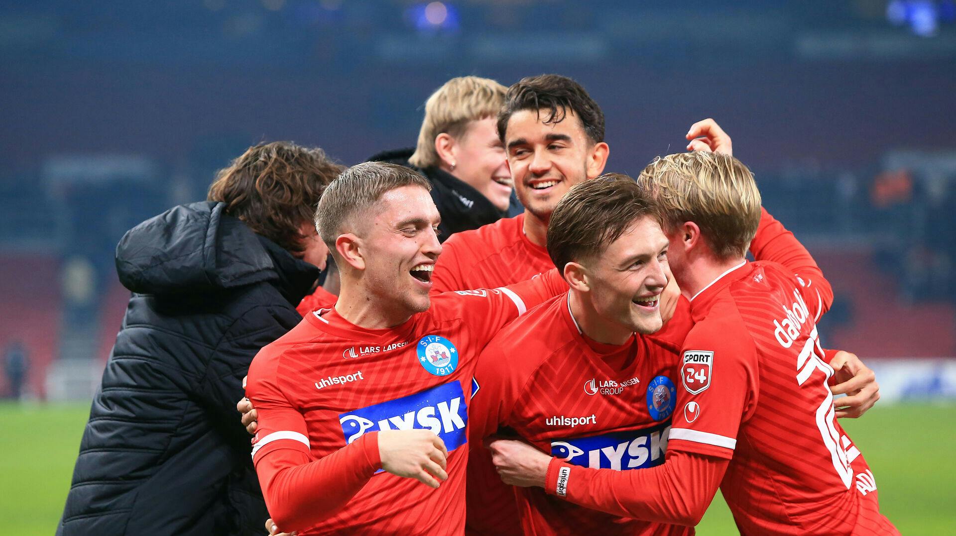 Andreas Pyndt (22), Oliver Sonne (5) og Tonni Adamsen (23) fra Silkeborg IF jubler efter sejren i Oddset Pokal-kampen mellem FC København og Silkeborg IF i Parken i København, d. 6/12 2023.