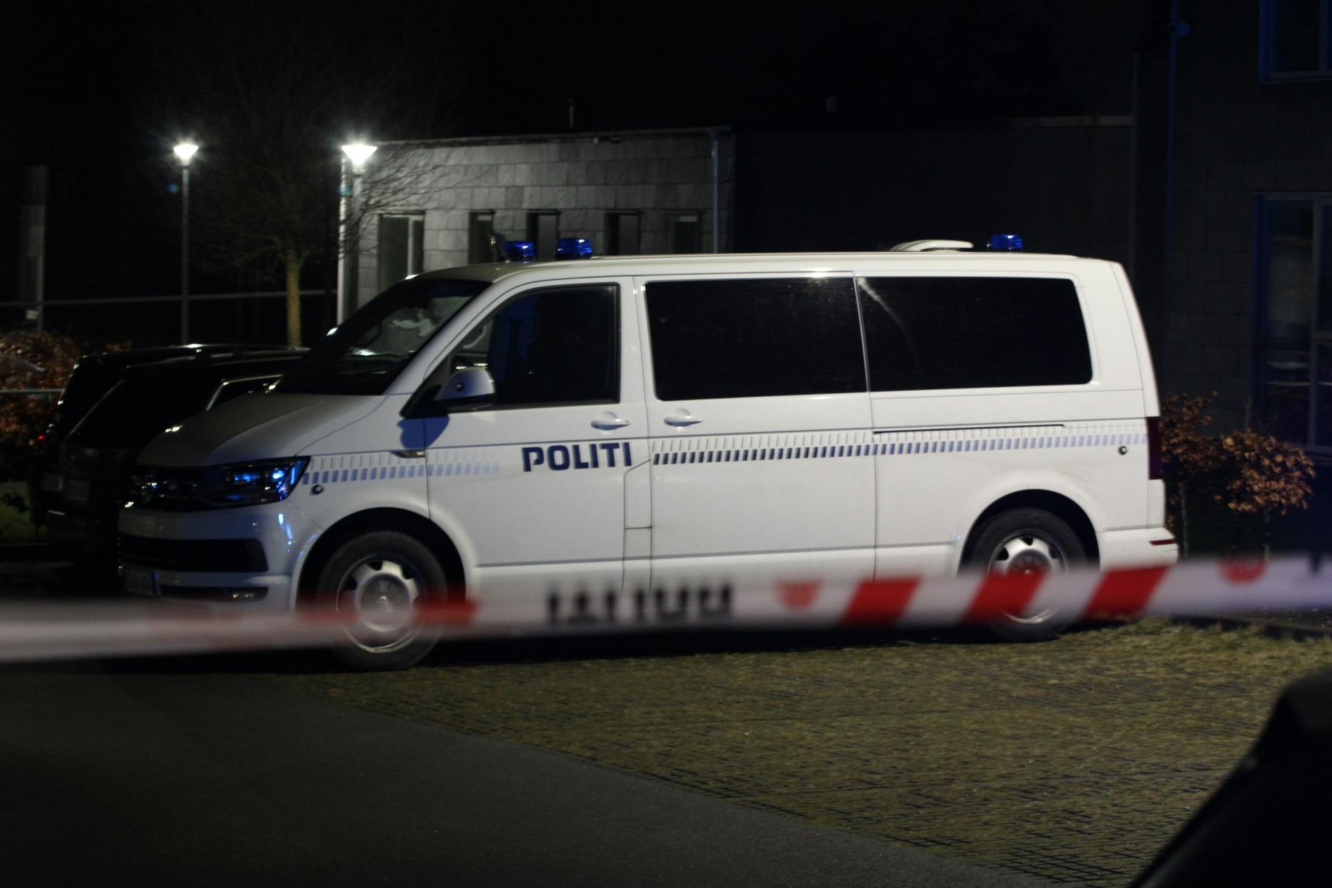 Politiet er torsdag tilstede i Holbæk med et større antal politihunde - de leder efter narkotika og våben.