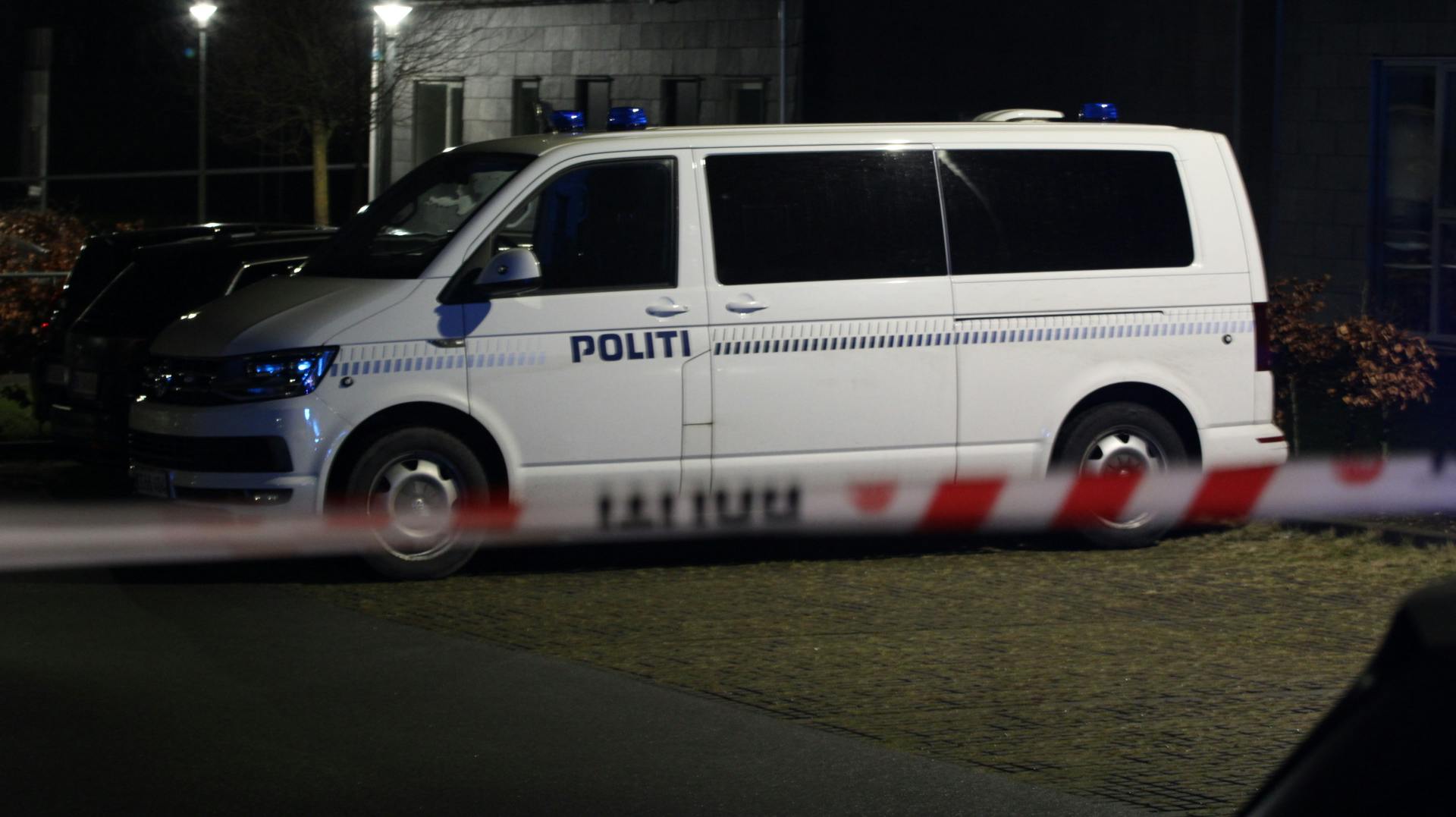 Politiet er torsdag tilstede i Holbæk med et større antal politihunde - de leder efter narkotika og våben.