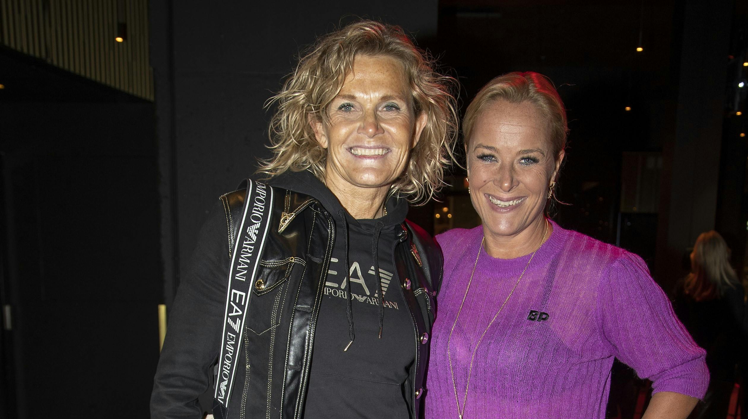 Charlotte Bøving ankom i højt humør sammen med veninden Elisabeth Dalsgaard   